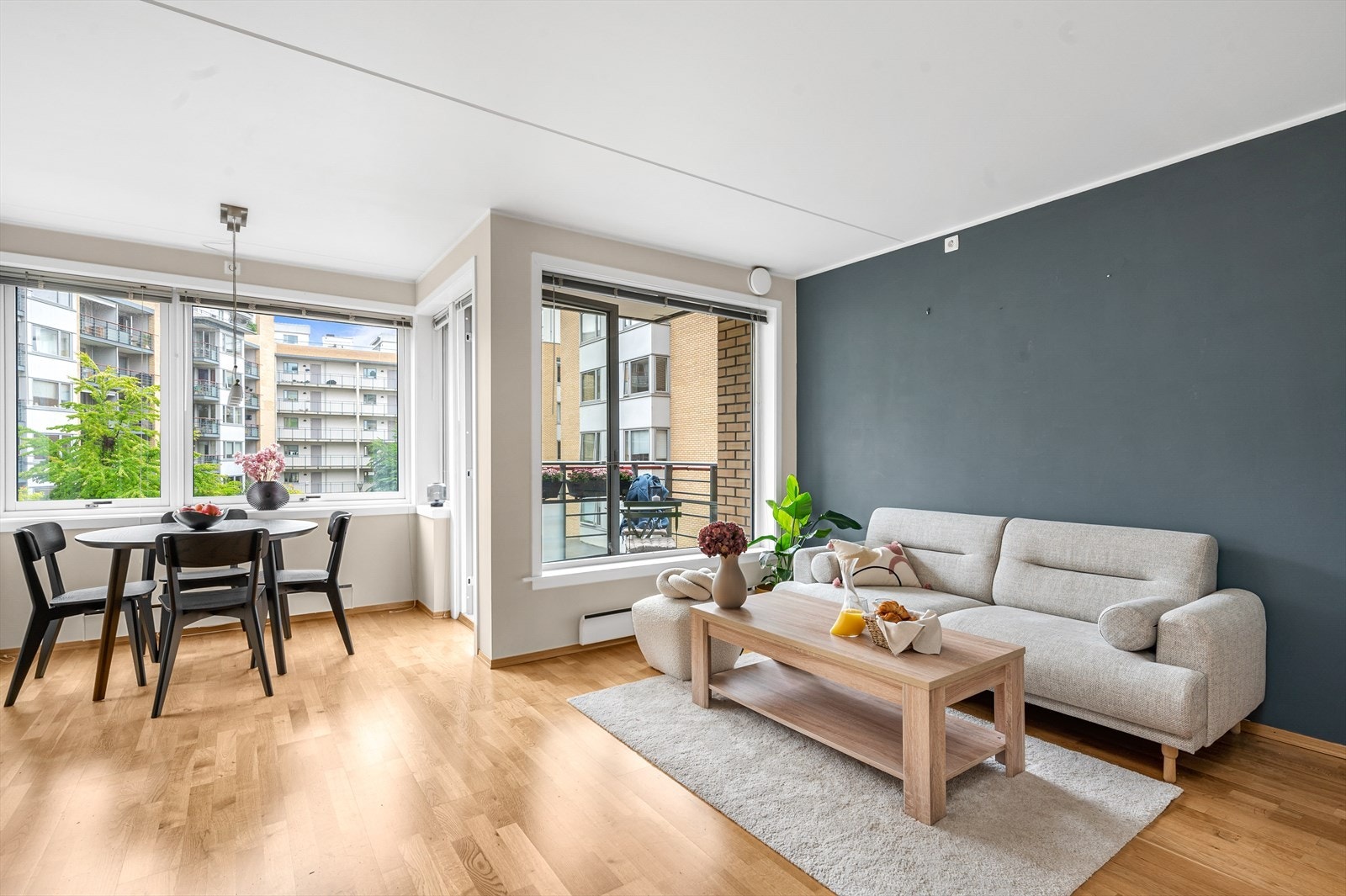 Stuen har plass til både sofagruppe, mediemøblement og spisebord. Galleribilde