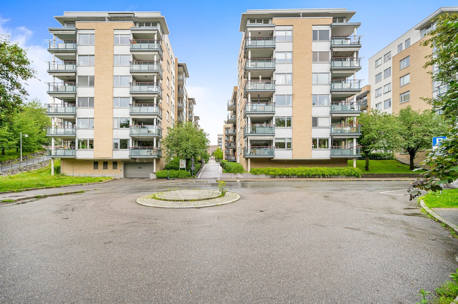 Leiligheten har heisadkomst til leilighetsplan fra felles inngangsparti. Galleribilde