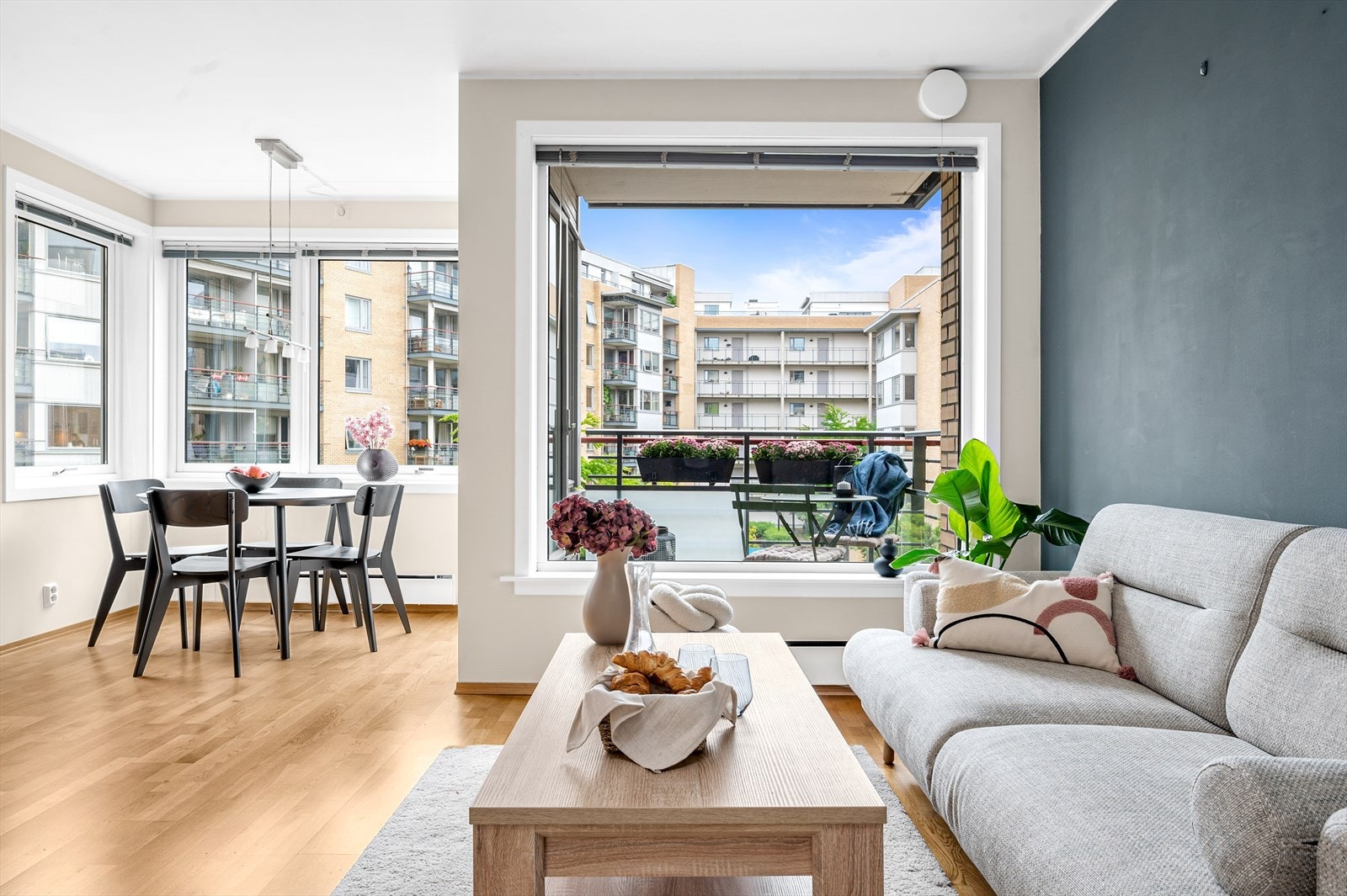 Leiligheten har en åpen og fin planløsning med store vindusflater og meget gode lysforhold. Galleribilde