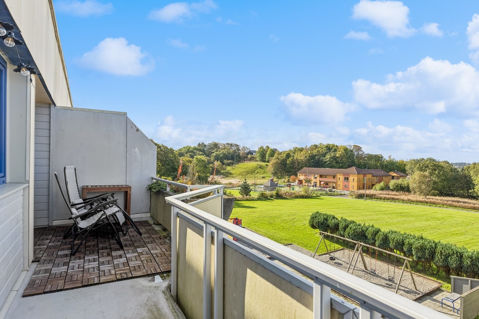 Fra stuen er det utgang til vestvendt balkong. Galleribilde