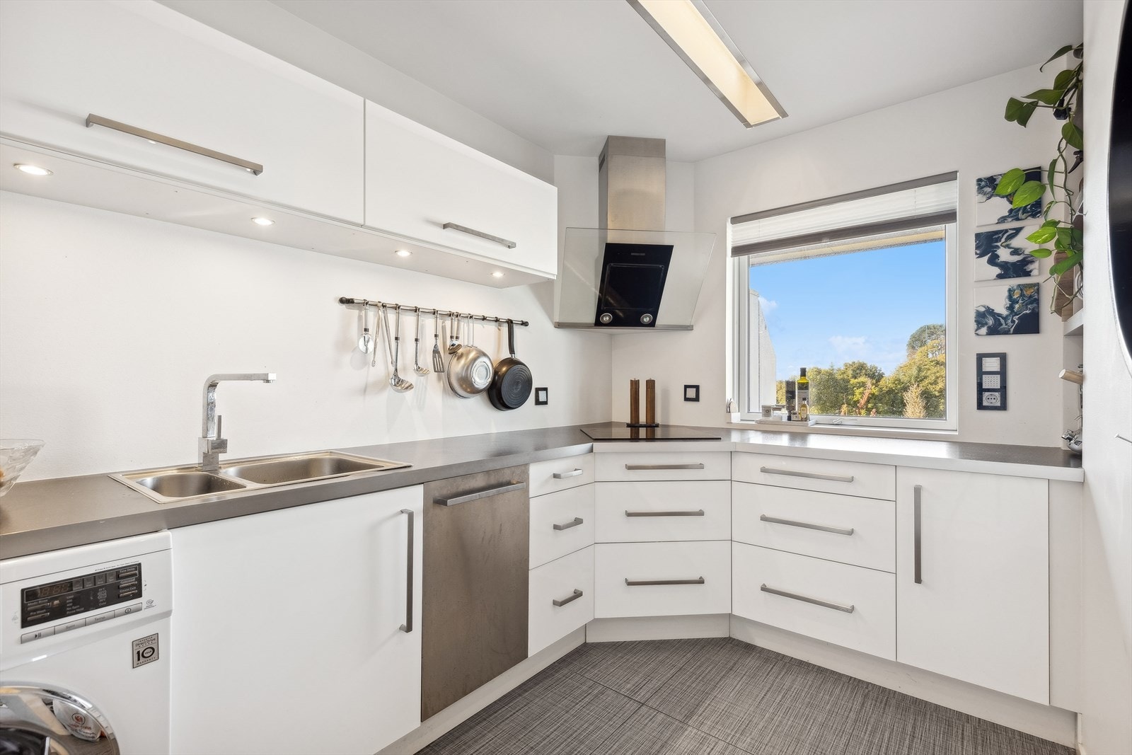 Stilfullt og velutstyrt kjøkken med glatte fronter og laminat benkeplate. God skap- og benkeplass. Kjøkkenet er innredet slik at matlagingen forenes med sosialt samvær. Raus vindusflate som gir godt med lys, flott utsikt mot fellesarealene. Galleribilde