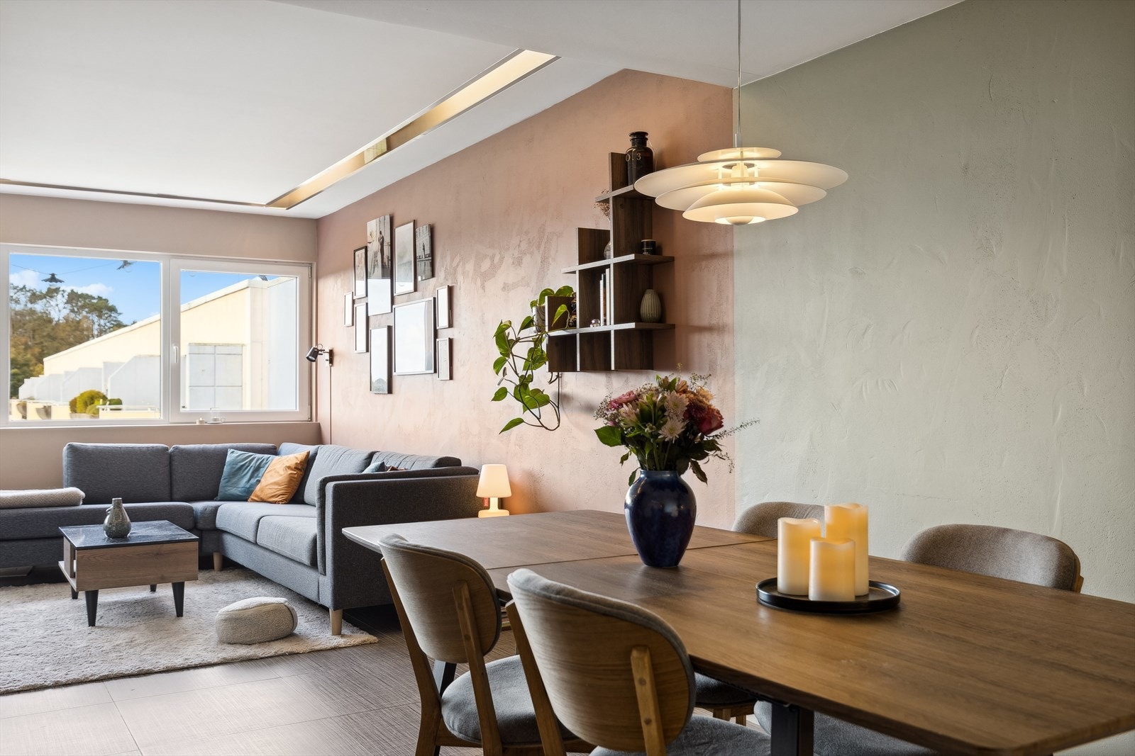 Koselig spiseplass, her inviteres det til en rolig kopp med morgenkaffe - Eller en rask matbit til folk på farten. Galleribilde