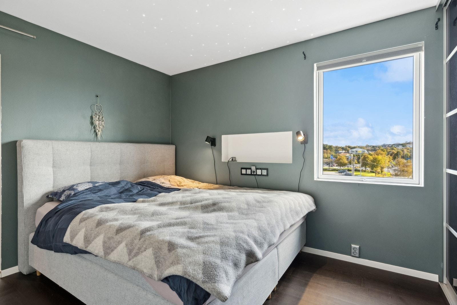 Leiligheten har 3 soverom av god størrelse. Hovedsoverommet har plass til dobbeltseng og nattbord. Galleribilde