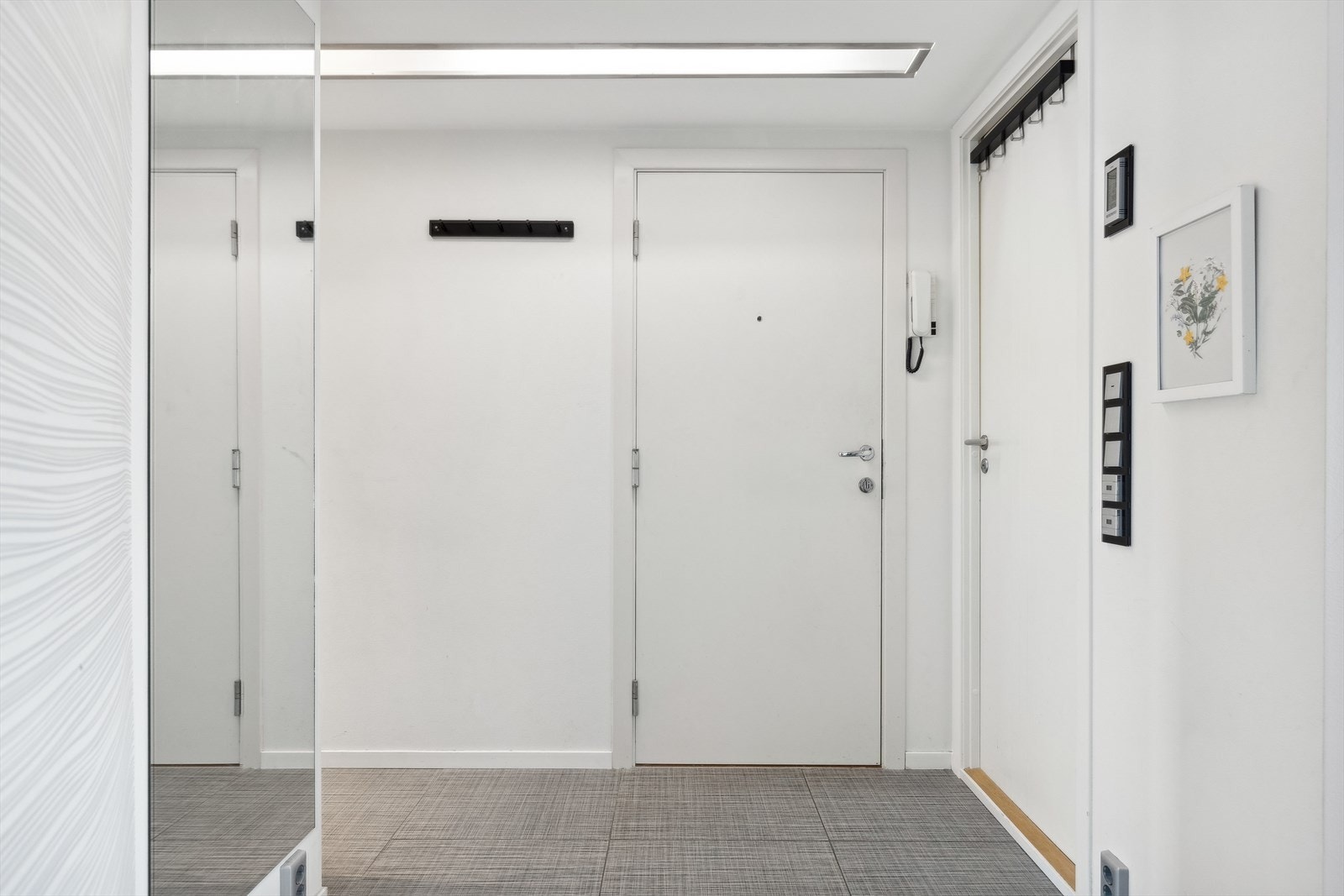 Trivelig entrè og luftig gang som ønsker deg velkommen inn, god plass til å henge fra seg ytterklær! Galleribilde