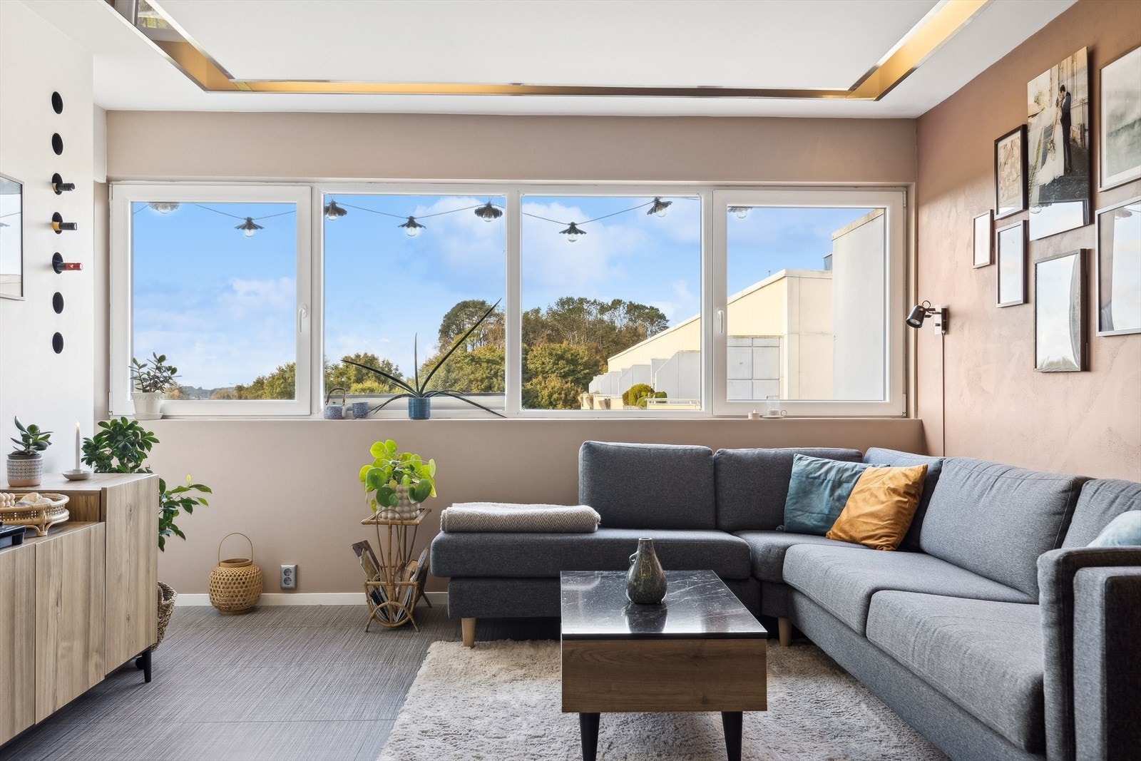 God plass til sofagruppe og tv-møblement. Galleribilde