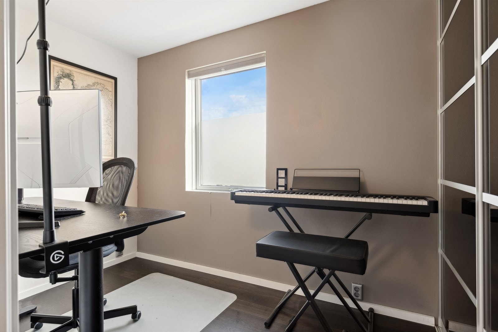 Romslig soverom 2. Elfa skyvedørsgarderobe (medfølger handelen). Galleribilde