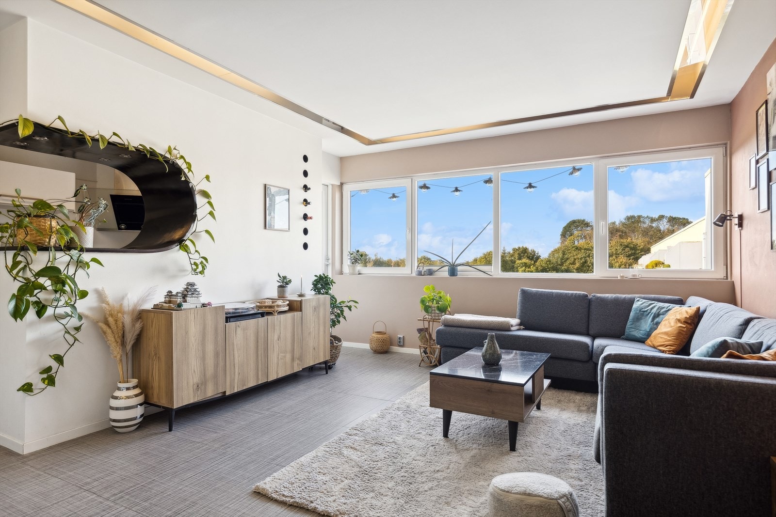 Lys og romslig stue med store vindusflater som gir godt med lysinnslipp. Stilig spesialtilpasset takbelysning i alle rom og Micro Matik bryterpaneler. Galleribilde