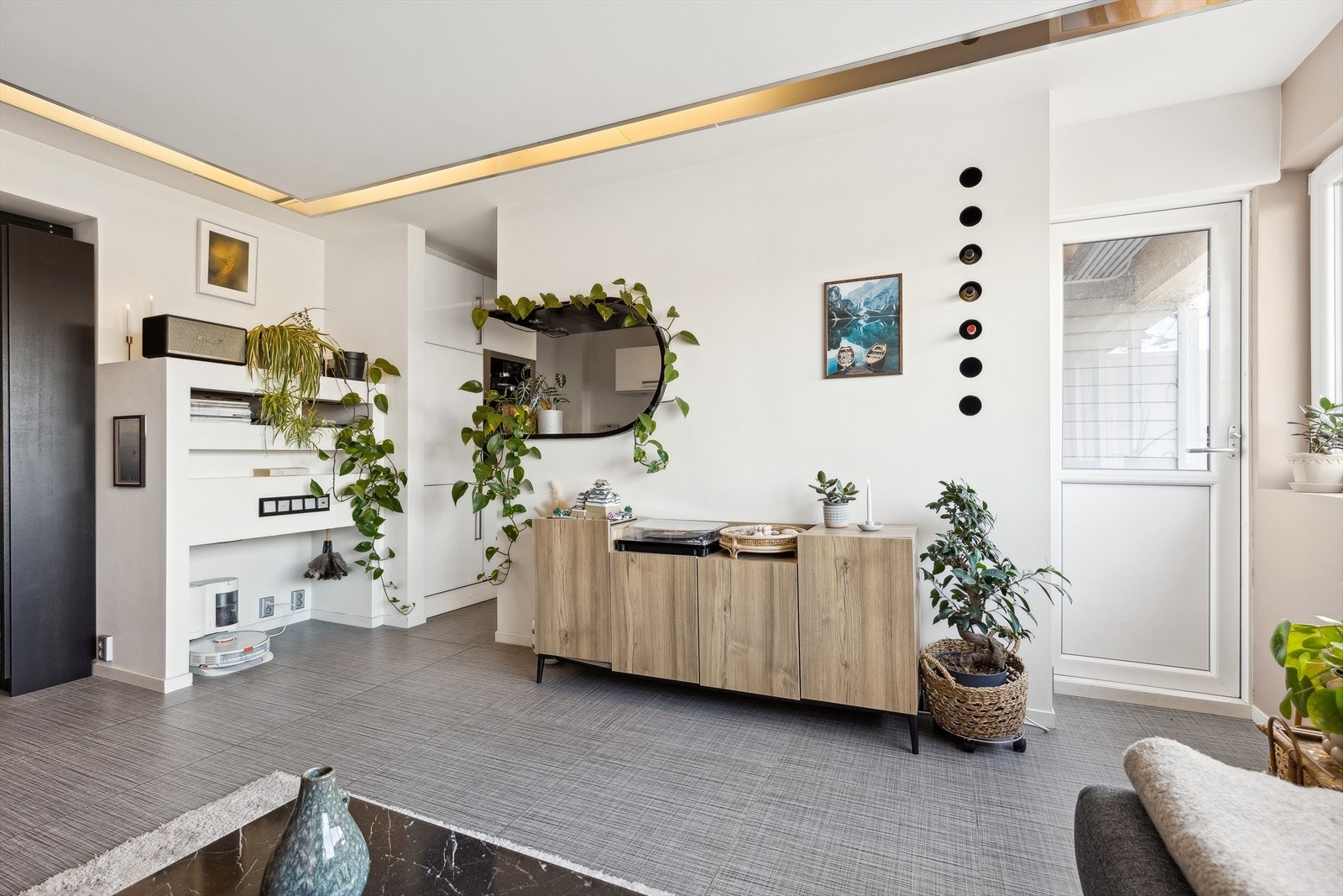 Et rom for avkobling og hygge - Legg merke til den flotte detaljen; Håndlaget bue-løsning i veggen laget av ett stykke tre som gir et personlig preg! Galleribilde