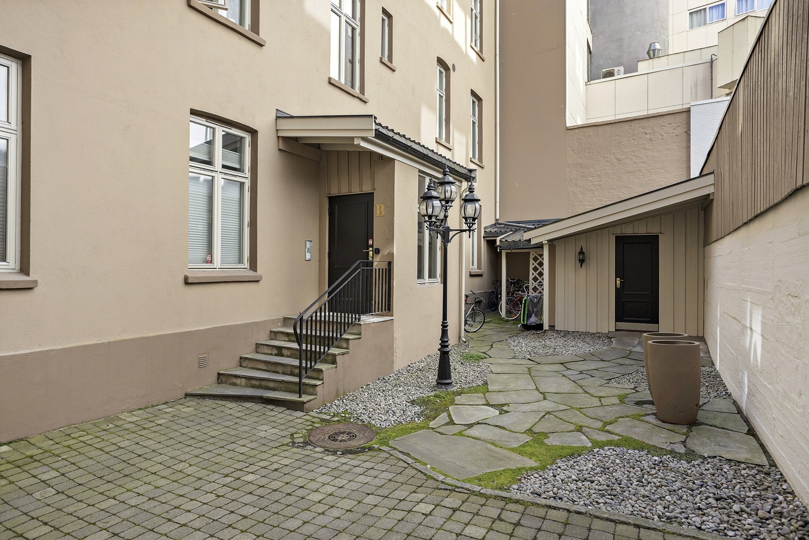 Fin bakgård. Galleribilde