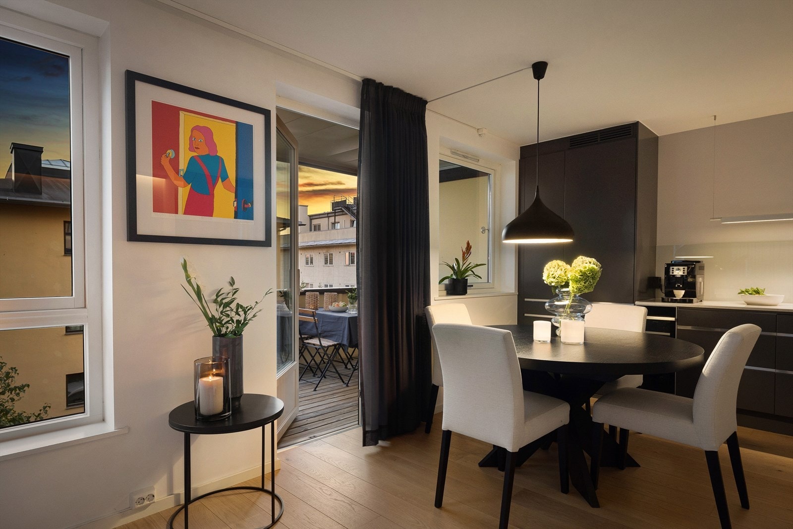 Leiligheten ligger i 1. etasje (oppleves som 2. etasje), og inneholder entré, kjøkken, stue, bad og to soverom. Galleribilde