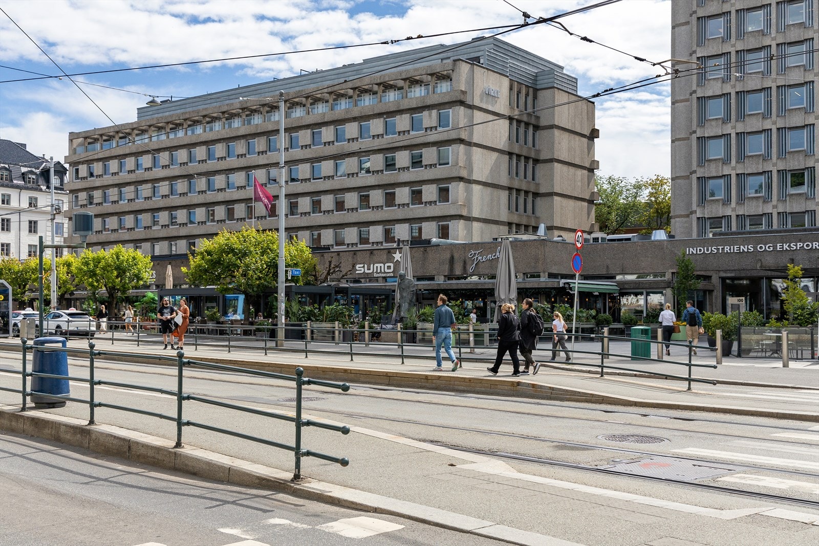 5 minutters gange til Solli Plass, eller ett trikkestopp fra Skillebekk. Her har du flere restauranter, butikker, Apotek, treningssentre og shopping. Galleribilde