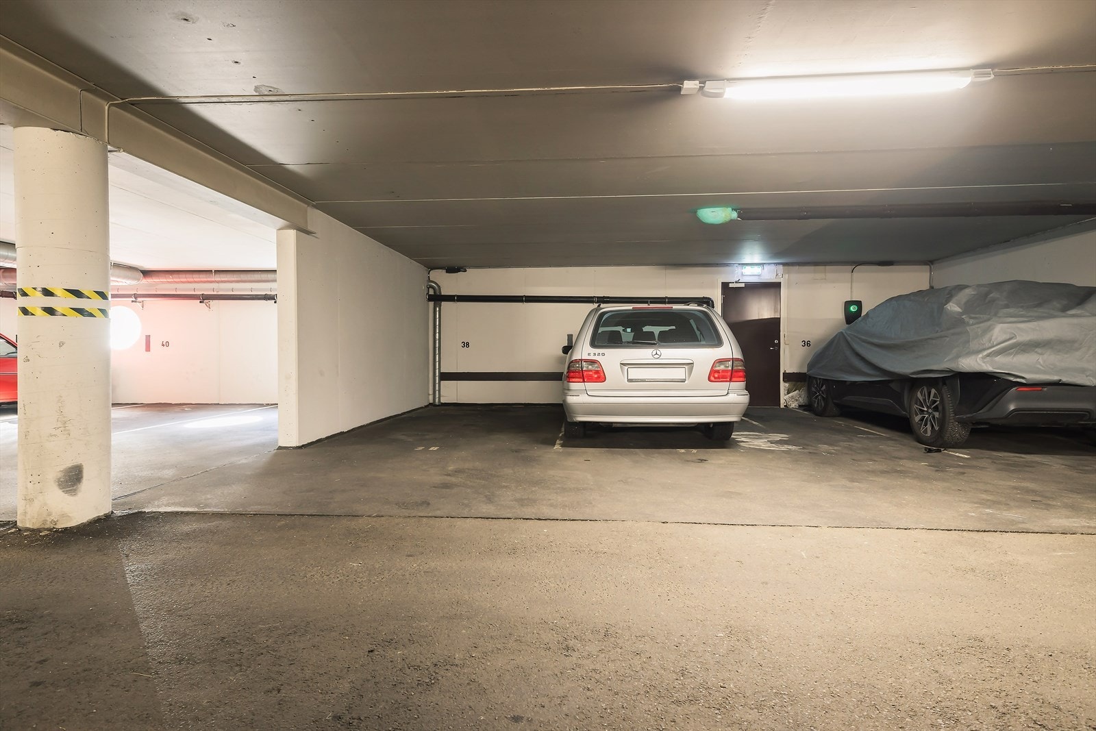 Leiligheten disponerer parkeringsplass i sameiets fellesareal. Galleribilde