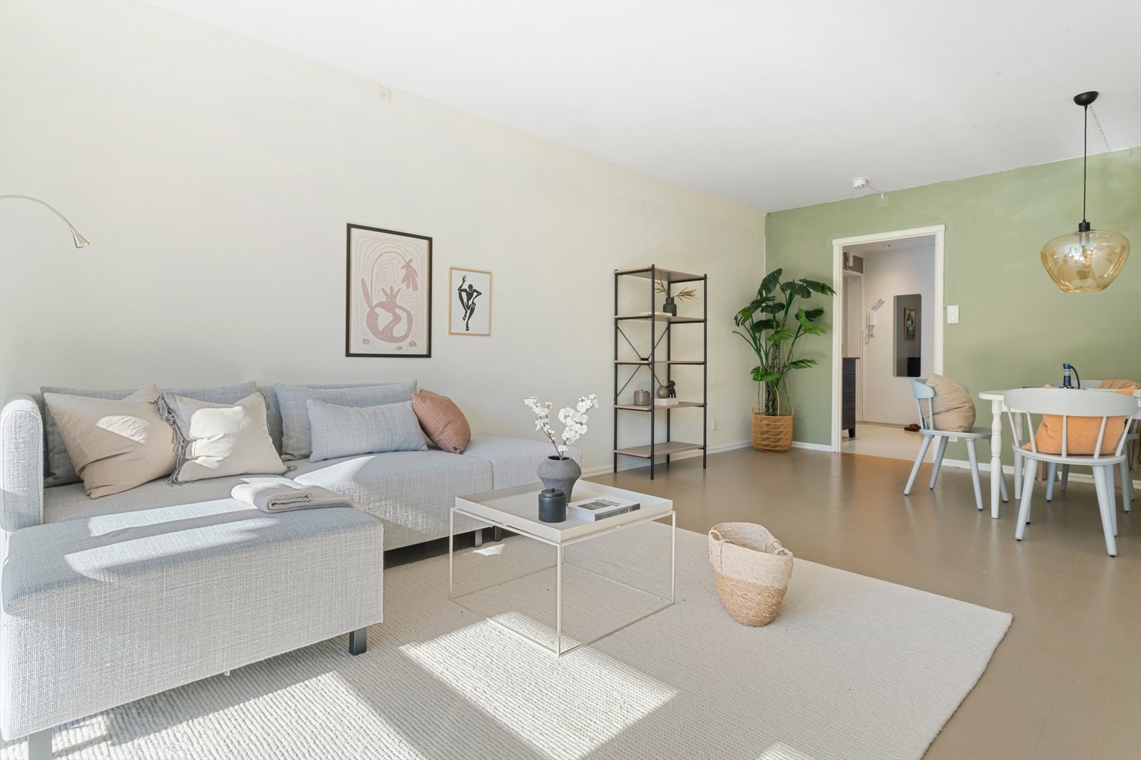 - Stuen måler 24,2m² og har god plass til sofagruppe og spisebord i hver sin naturlige sone - Galleribilde