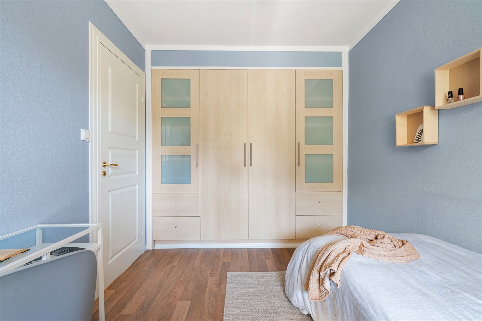 - Merk integrert garderobe som gir godt med oppbevaringsplass - Galleribilde