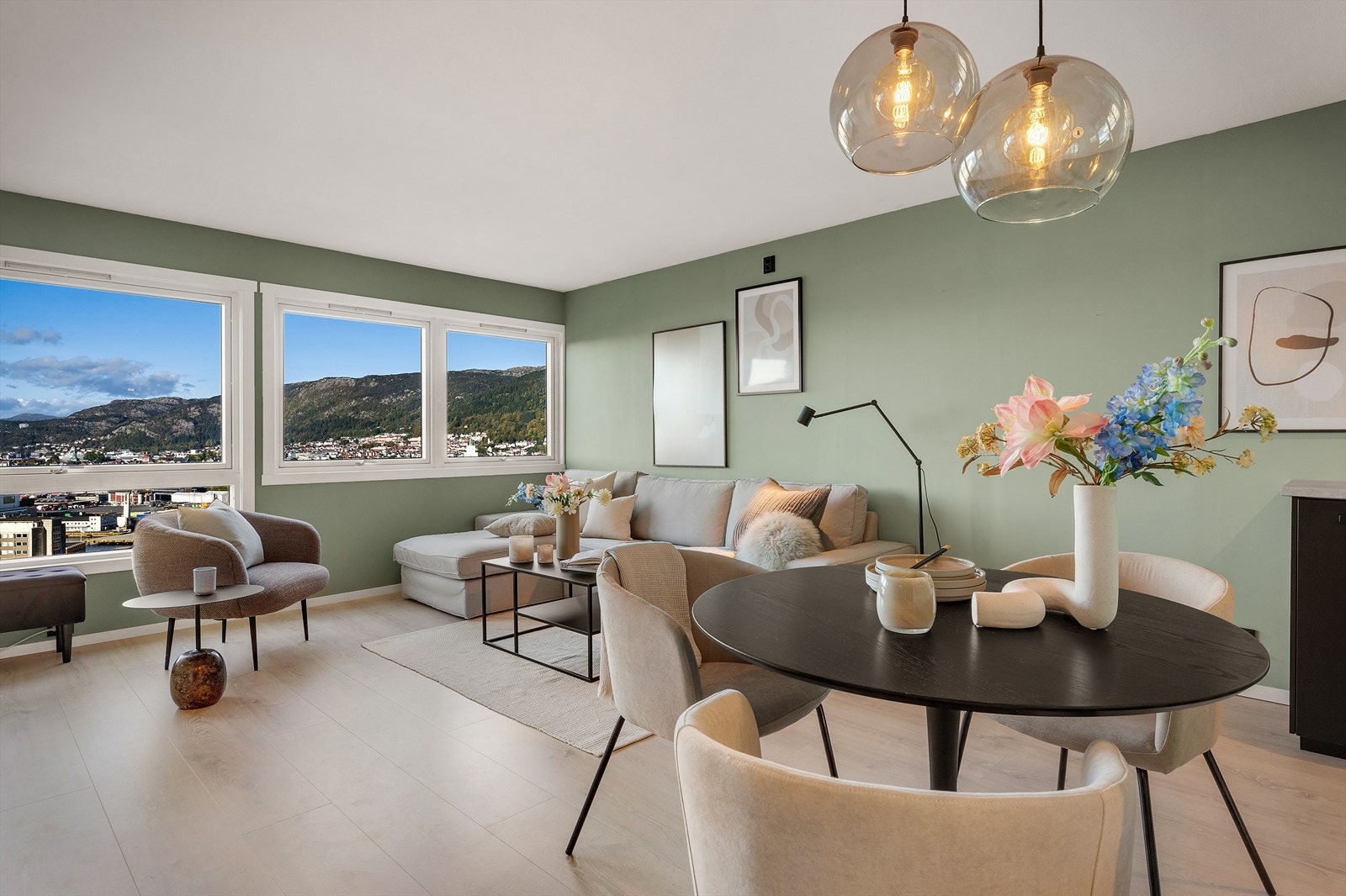 - Stue og kjøkken er av god størrelse og måler samlet 26,4 m² - Galleribilde