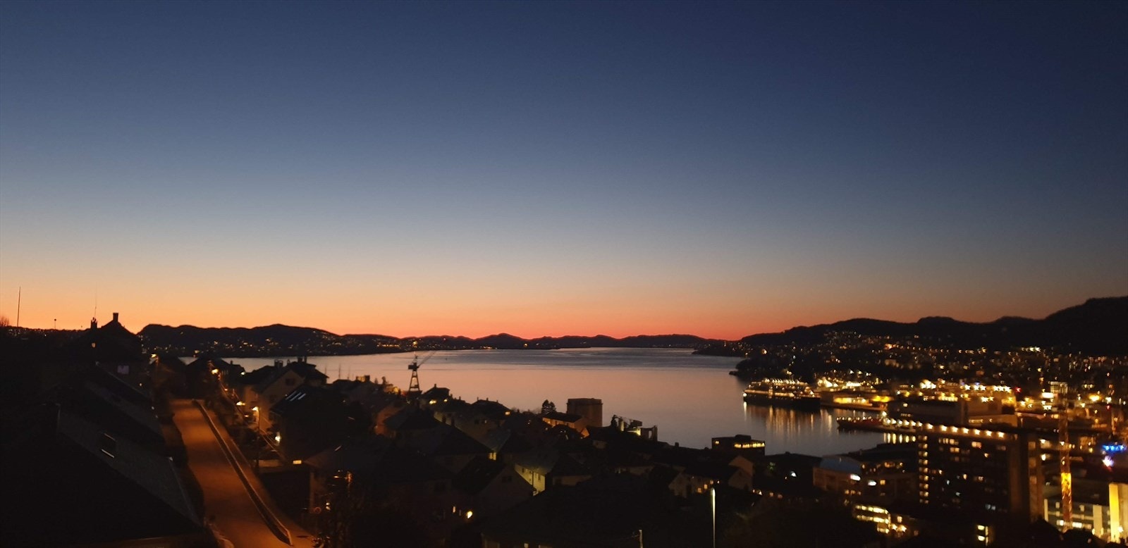 - Området er utrolig vakkert på kvelden, når byen lys skaper en stemningsfull atmosfære - Galleribilde