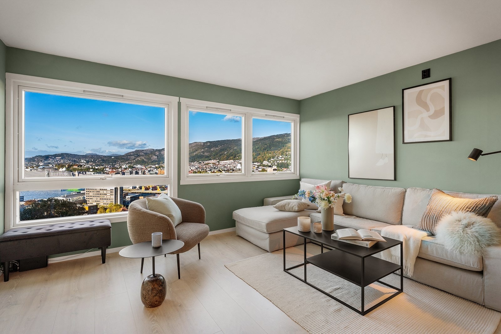 - Den romslige stuen gir god plass til ønsket møblement - Galleribilde