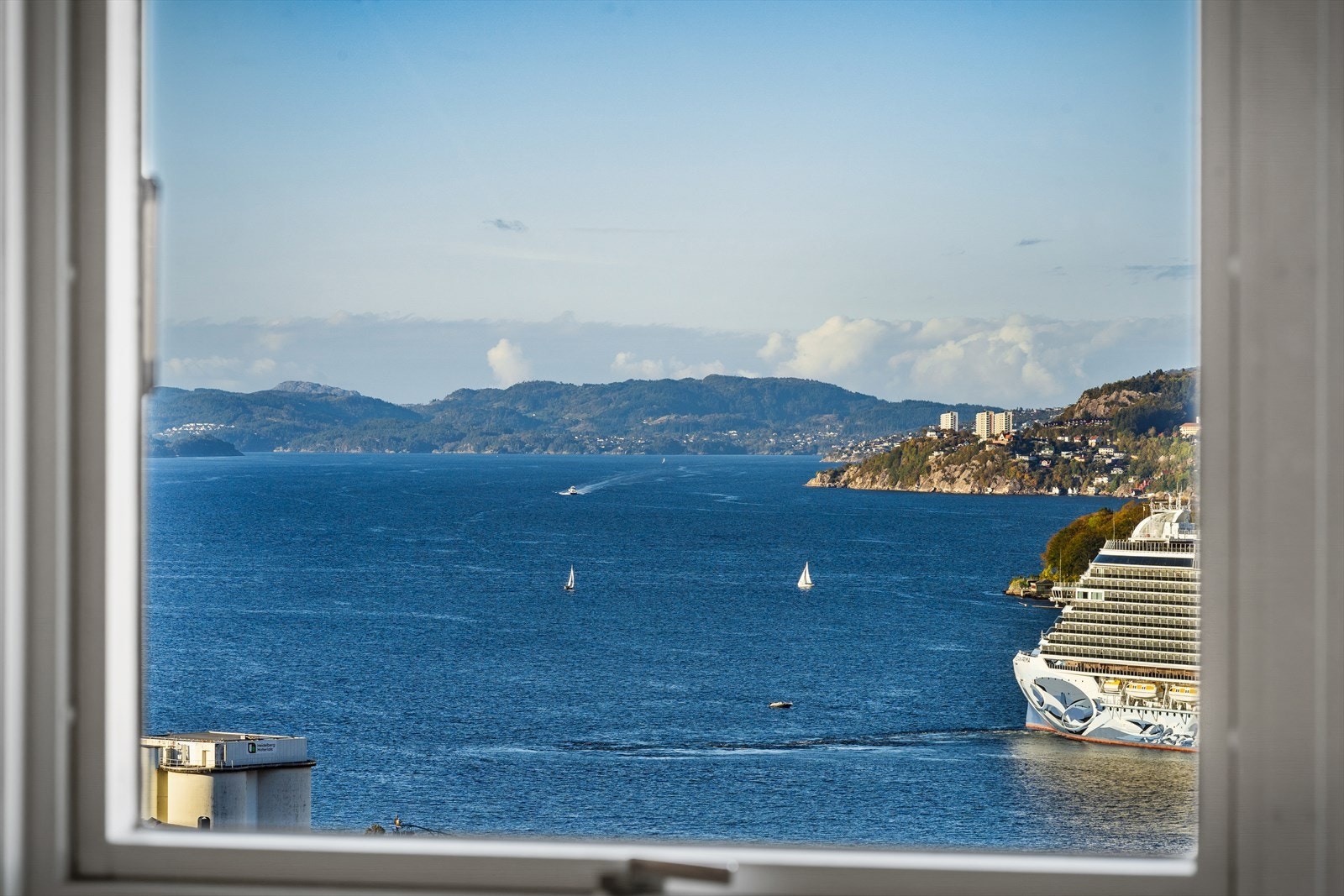 - Nyt den vakre utsikten over havet med innseilingen mot sentrum - Galleribilde