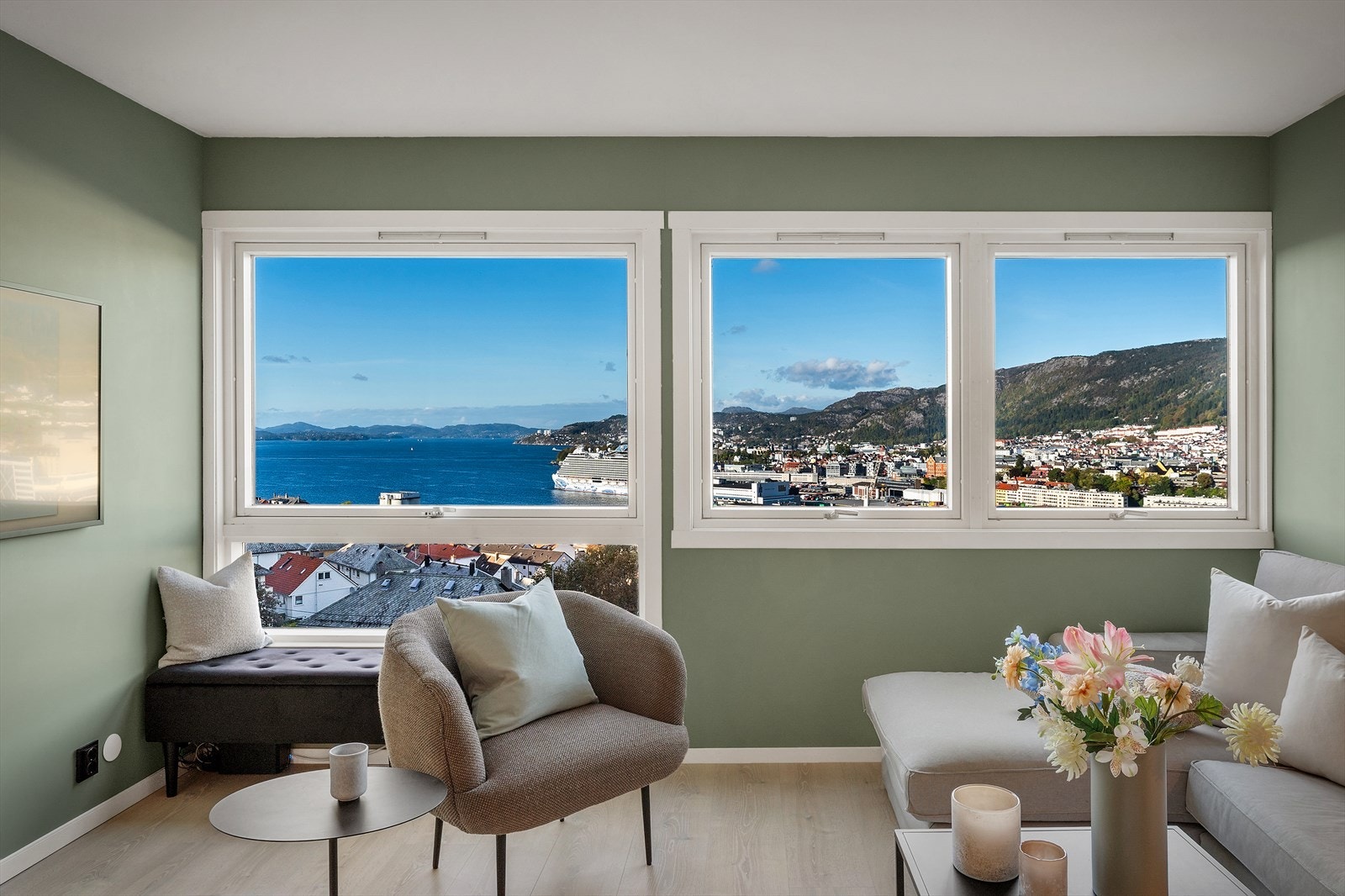- Fra leiligheten er det nydelig utsikt over sjø og sentrum - Galleribilde