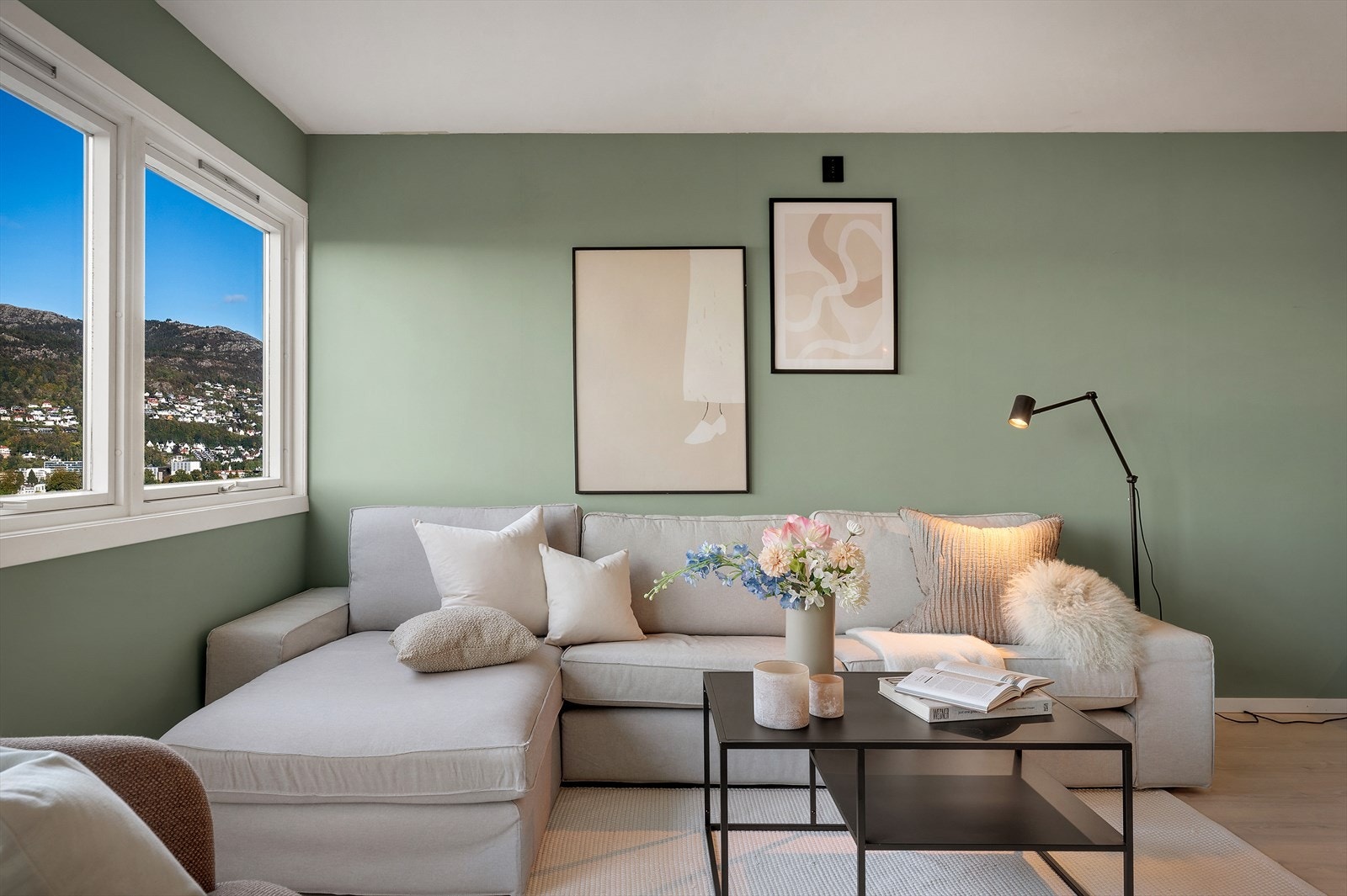 - Leiligheten er malt i moderne, behagelige farger som gir et stilrent og harmonisk inntrykk - Galleribilde