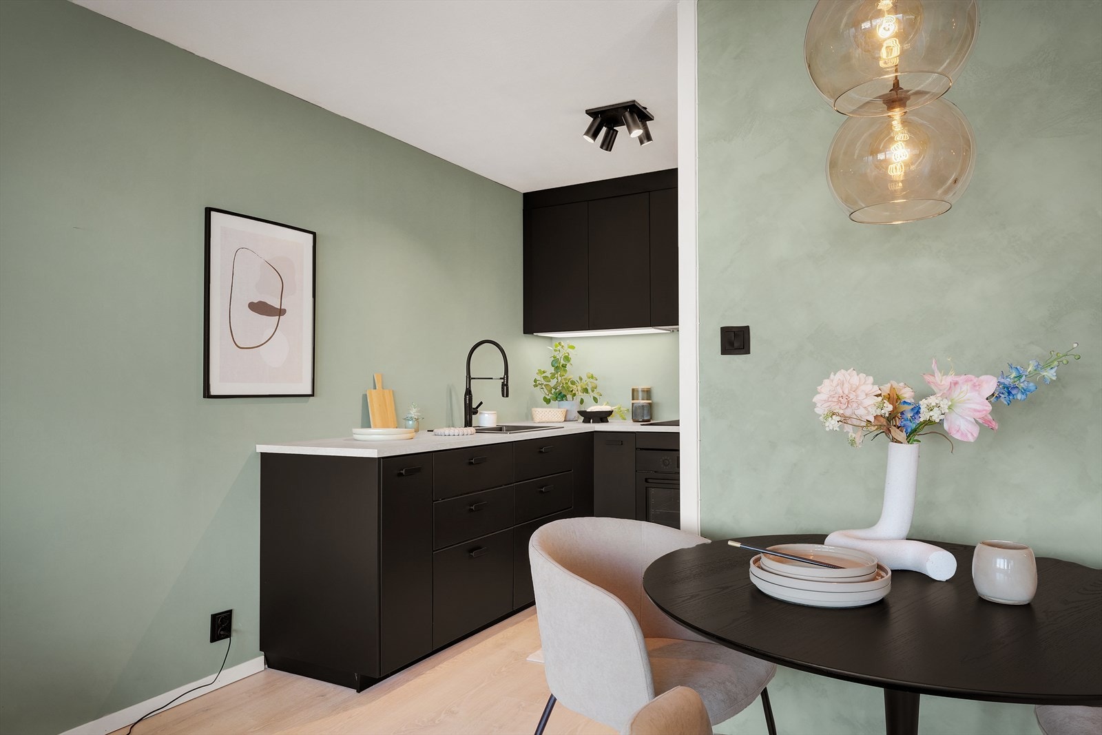 - Kjøkkenet er lekkert med sorte, slette fronter og benkeplate av laminat - Galleribilde