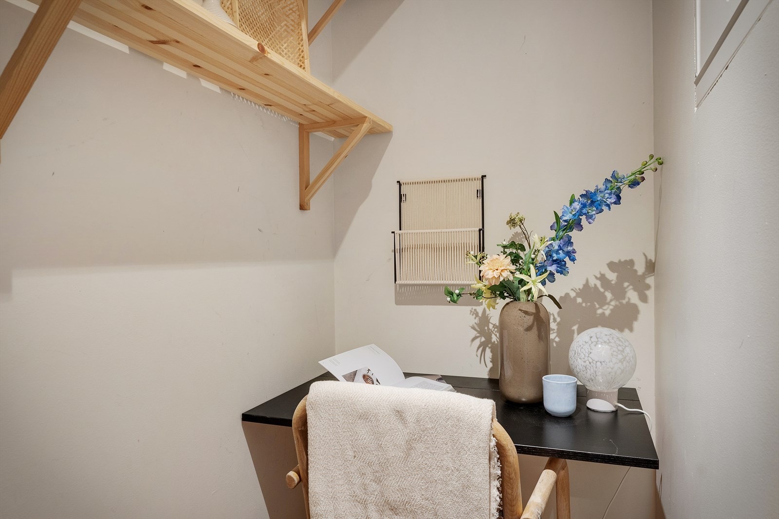 - Praktisk bod for oppbevaring, som selger har innredet til et kontor - Galleribilde