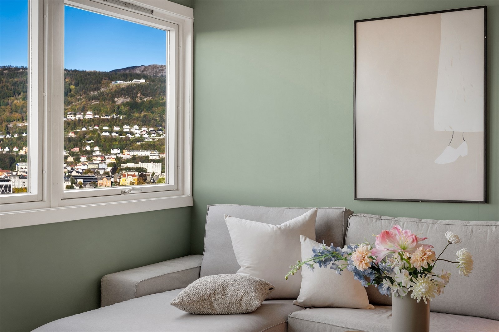 - Stuen har store vindusflater som slipper inn rikelig med naturlig lys - Galleribilde