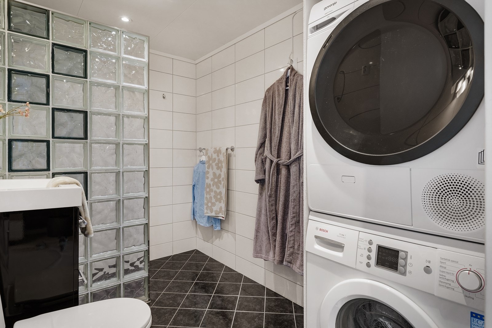 - Badet er helfliset og måler 4,8 m² - Galleribilde