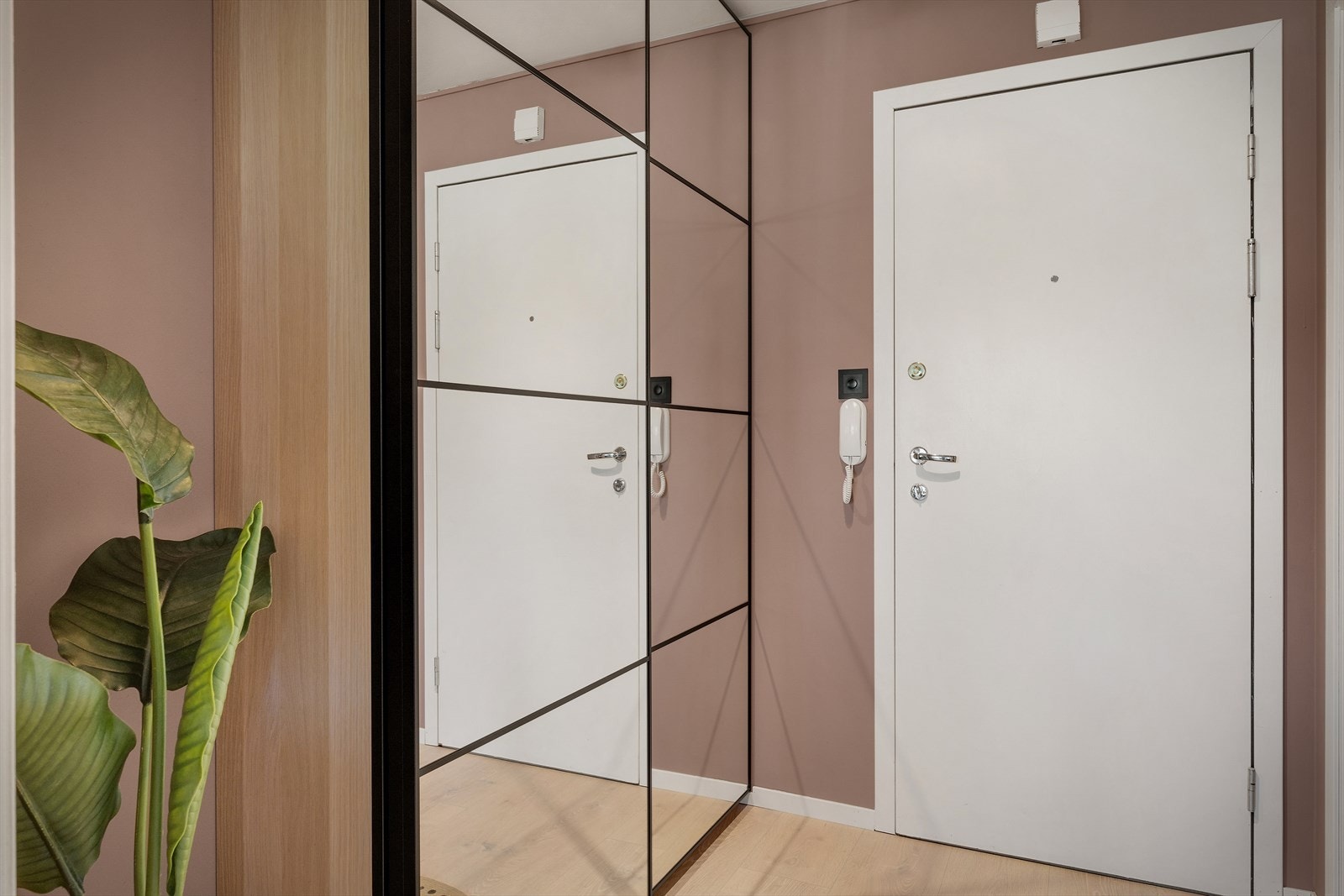 - Velkommen inn i en innbydende entré på 3,8 m² - Galleribilde