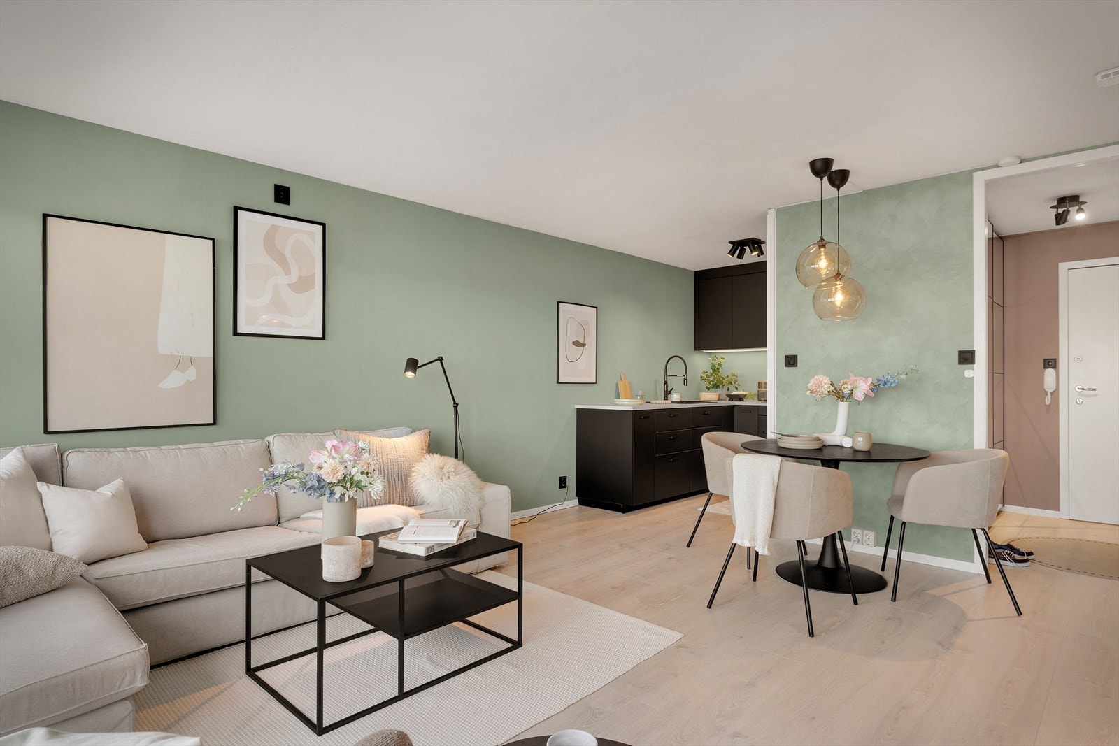 - Den praktiske planløsningen gjør det til en ren glede å kombinere matlaging med sosialt samvær - Galleribilde