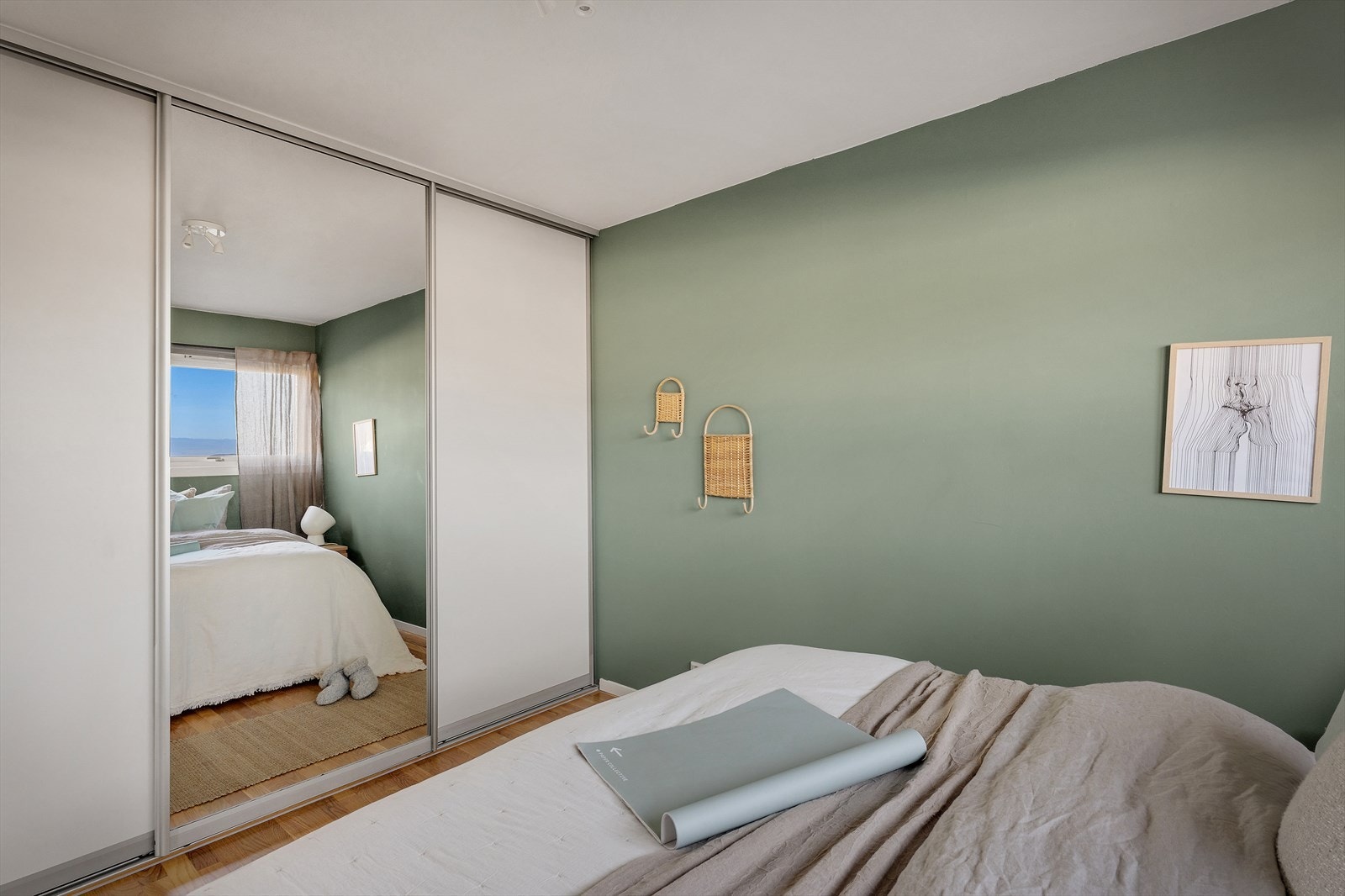 - Stort integrert garderobeskap som sørger for god plass til klær og tilbehør - Galleribilde