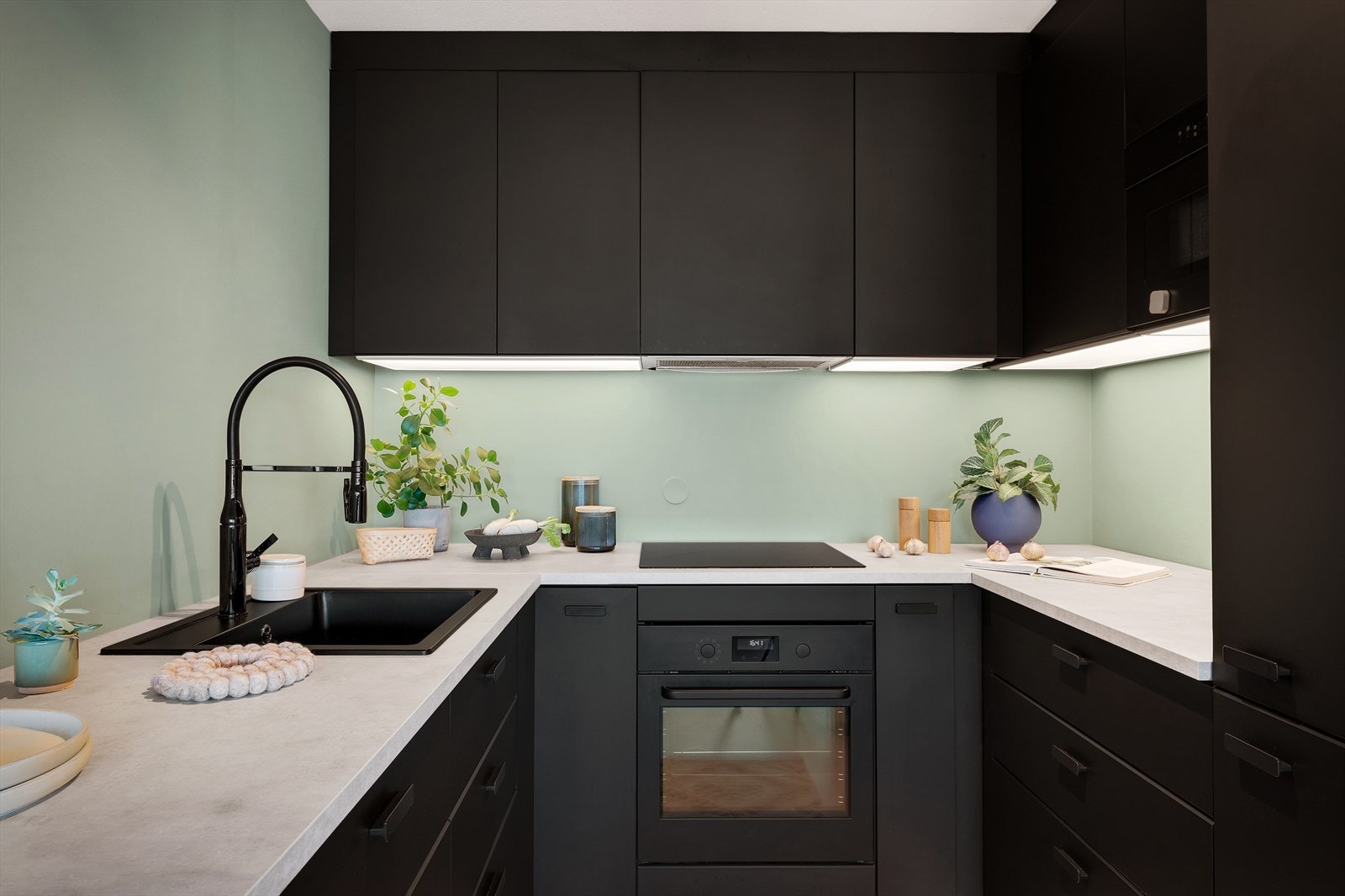 Her får du rikelig med oppbevaringsmuligheter, med både god benke- og skapplass - Galleribilde