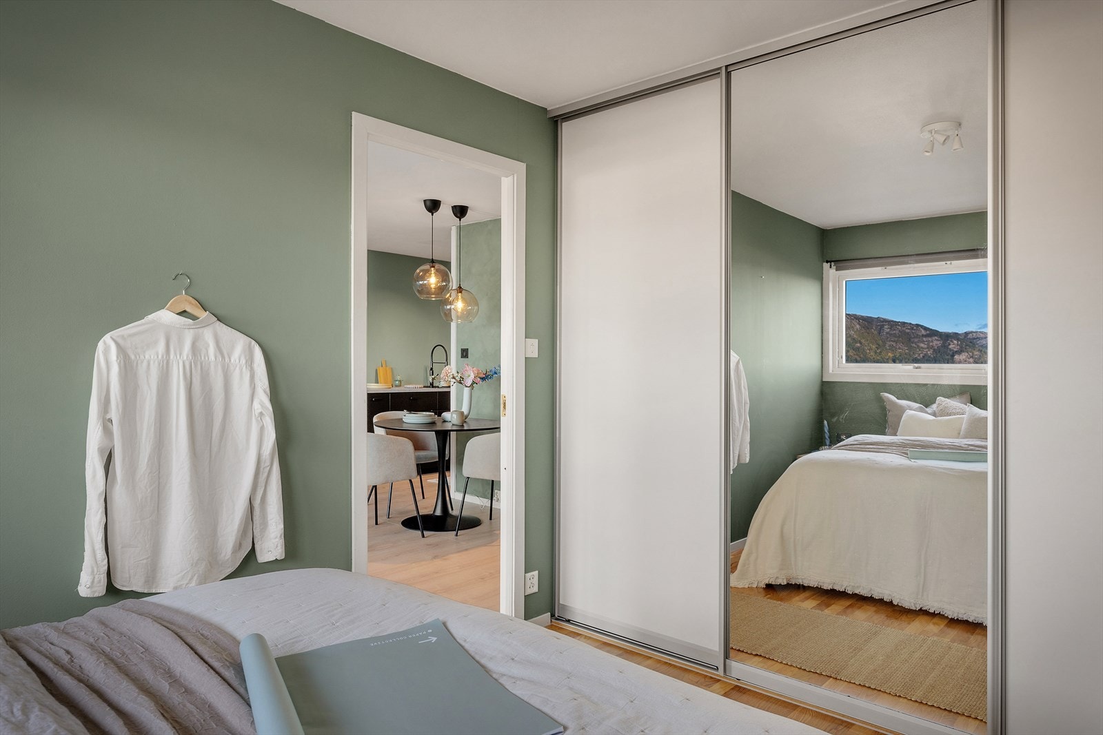 - Veggfargen skaper en lun og avslappende atmosfære - Galleribilde