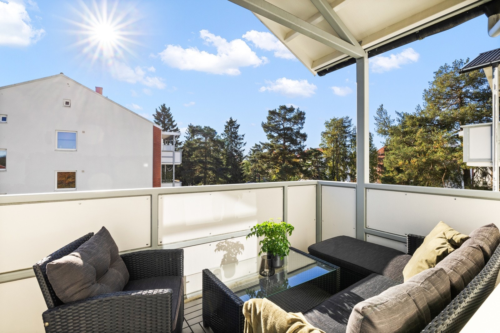 Solrik sydvendt overbygget balkong på ca. 8 m². Galleribilde