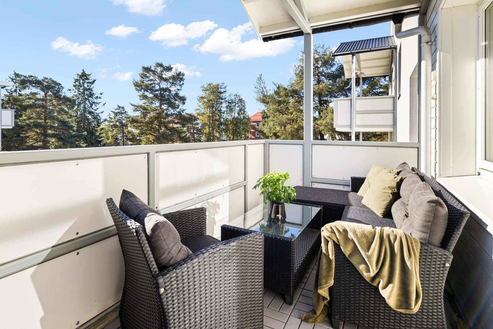 På balkongen er det god plass til å innrede med en sittegruppe og en grill. Galleribilde