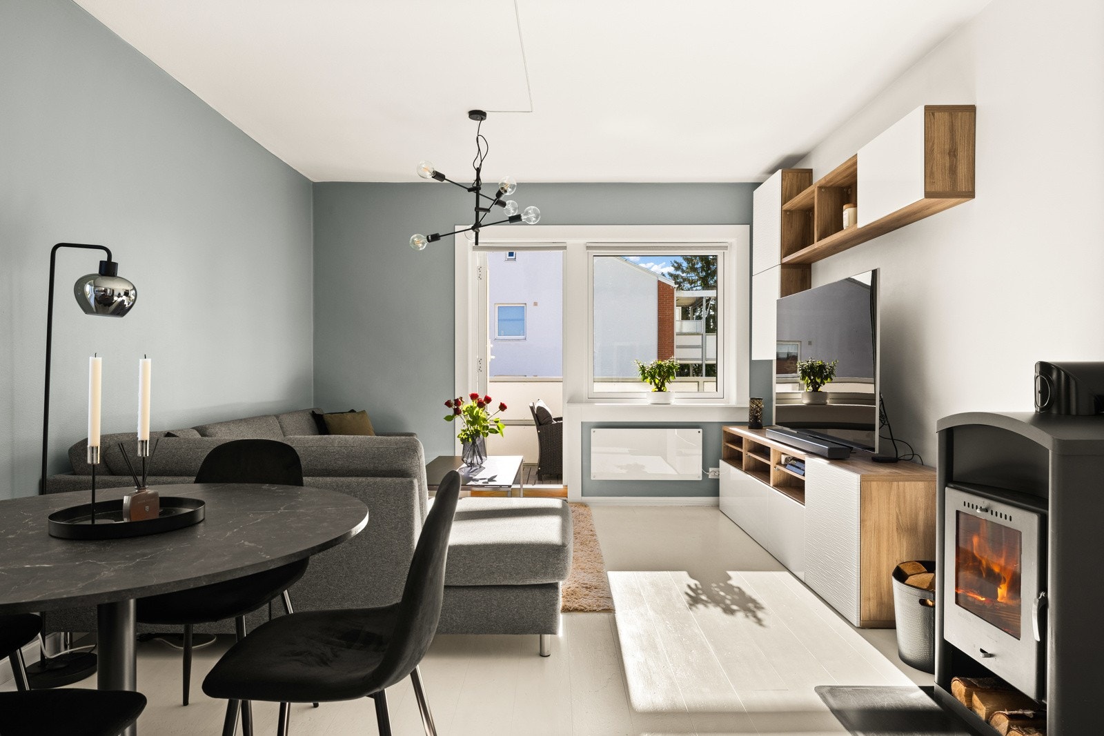 Stuen er meget romslig, og her får du god plass til en stor sofa, TV-krok og spisebord. Galleribilde