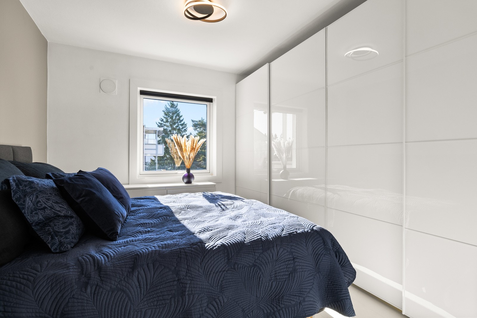 Stort soverom med 4-dørs skyvedørsgarderobe. Galleribilde