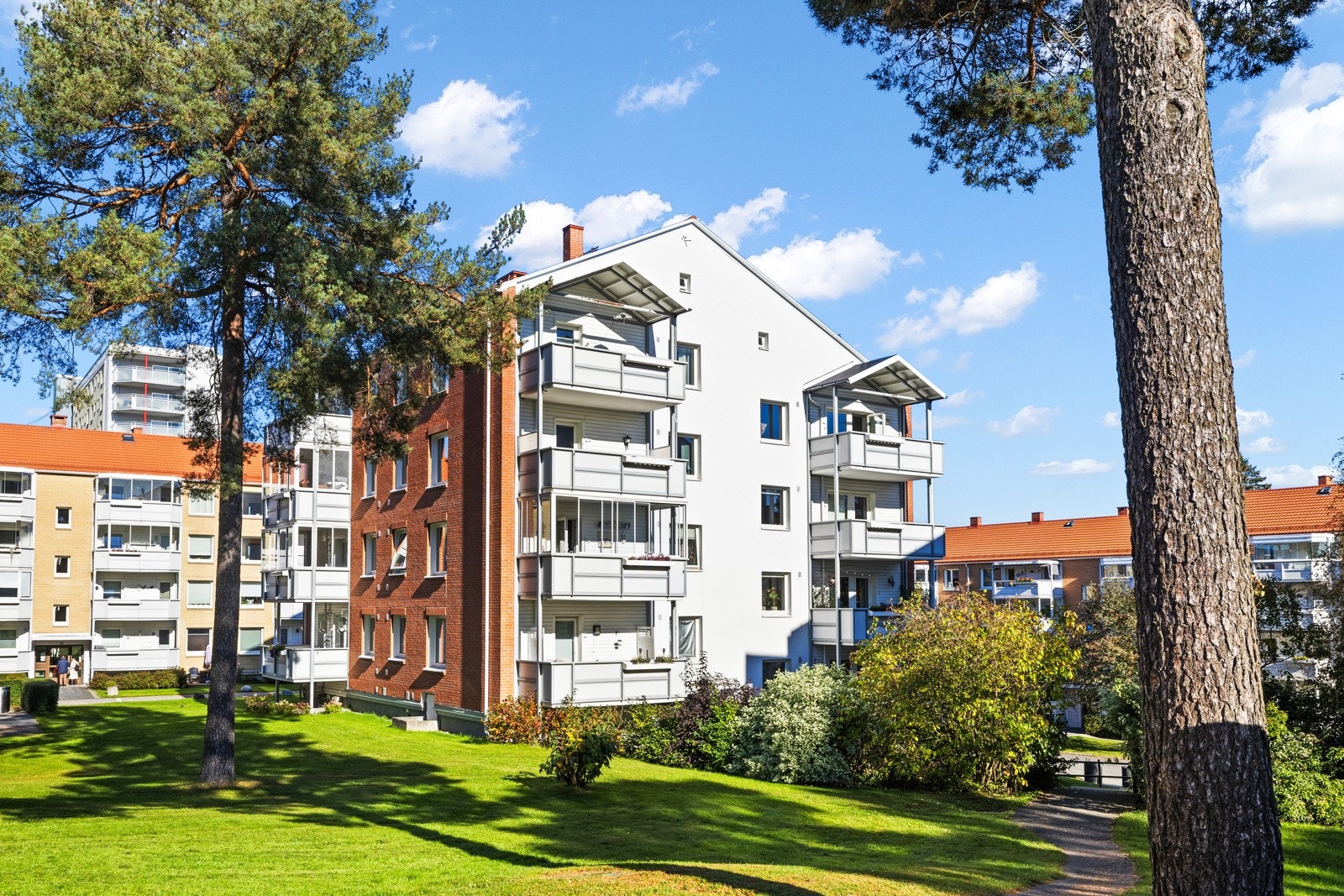 Leiligheten ligger høyt og fritt til på toppen. Her får du trappefri adkomst til sykkelparkering. Galleribilde