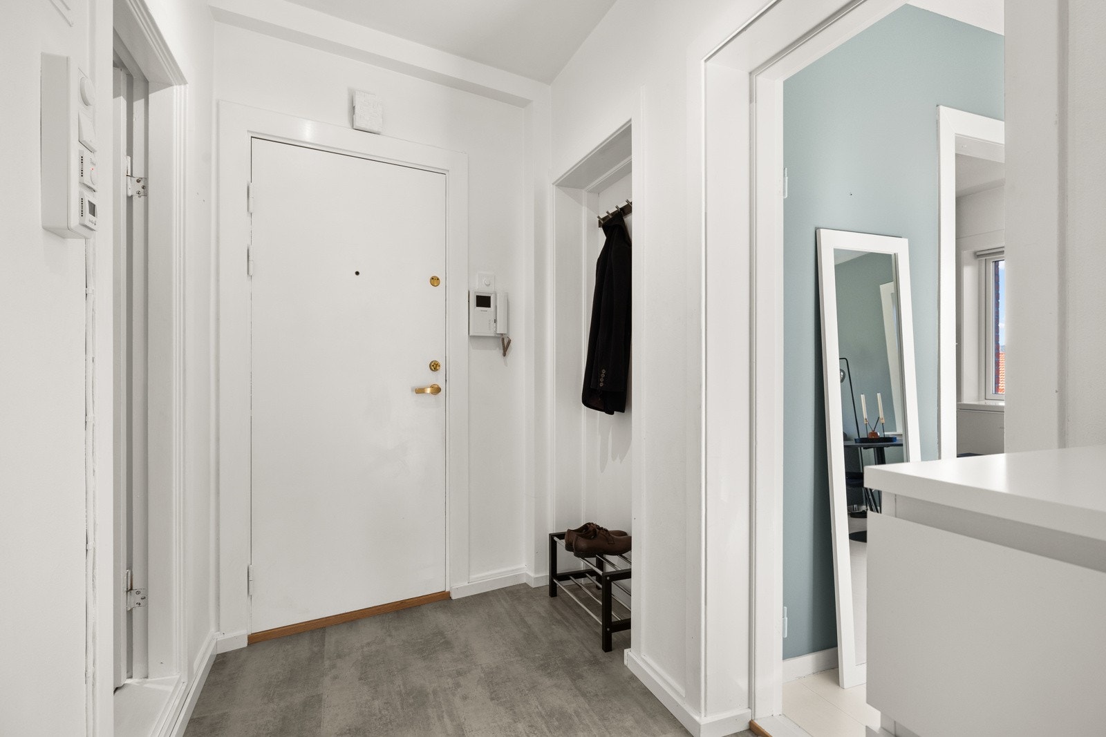 Lys og hyggelig entré med god plass til oppheng av yttertøy og sko. Galleribilde