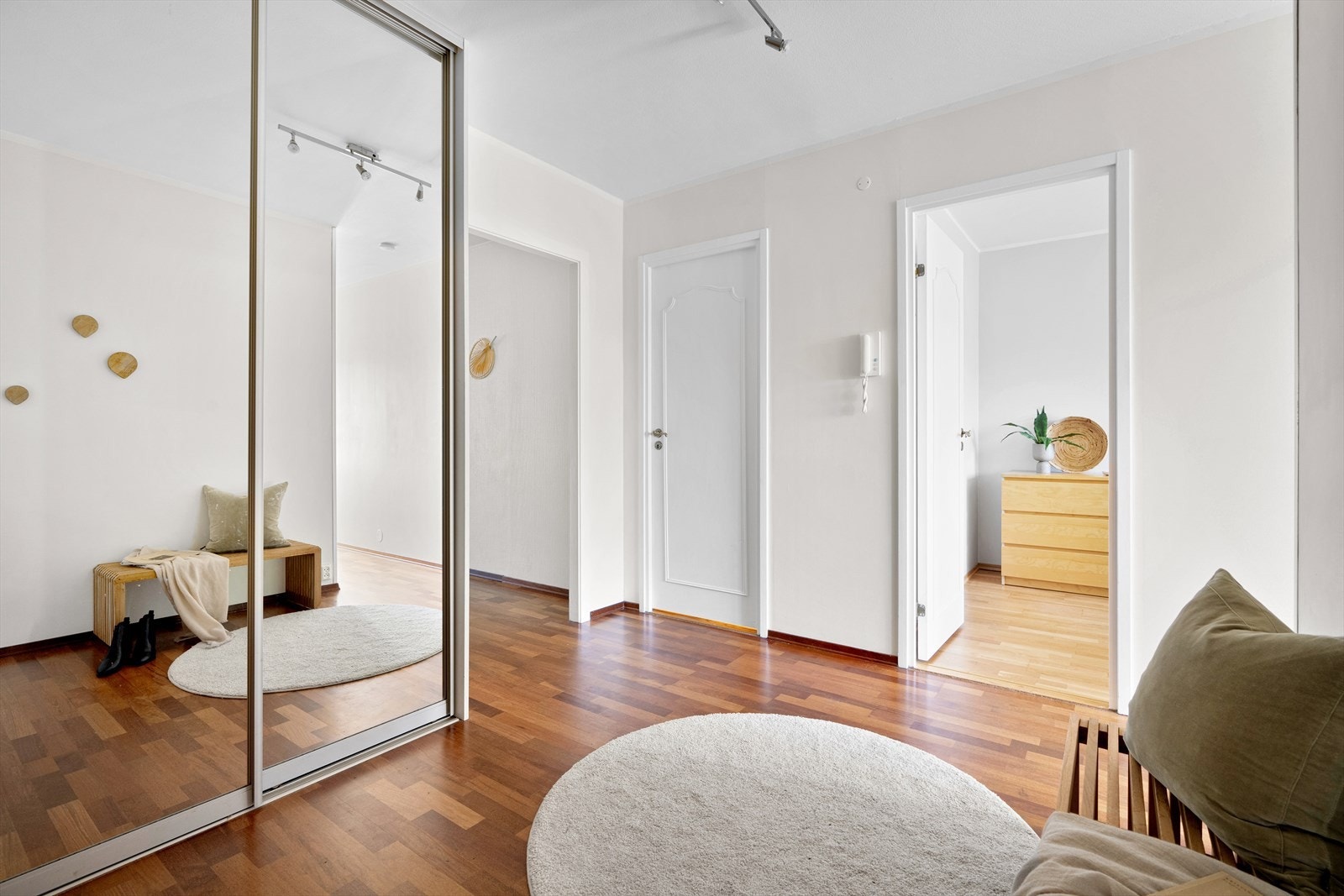 Det første som møter deg er en praktisk entré med skyvedørsgarderobe Galleribilde