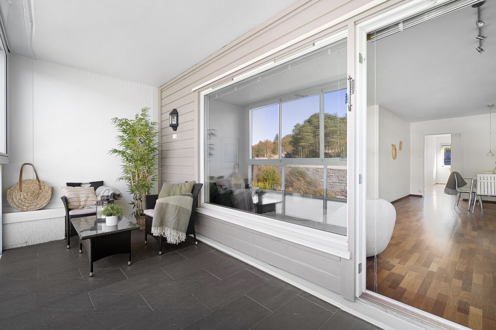 Innglasset altan med plass til grill og sommermøblement Galleribilde