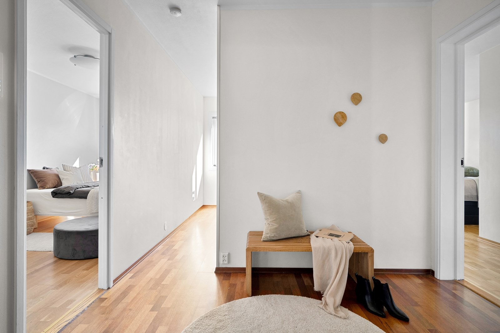 Soverommene ligger på hver sin side av kjøkkenet Galleribilde