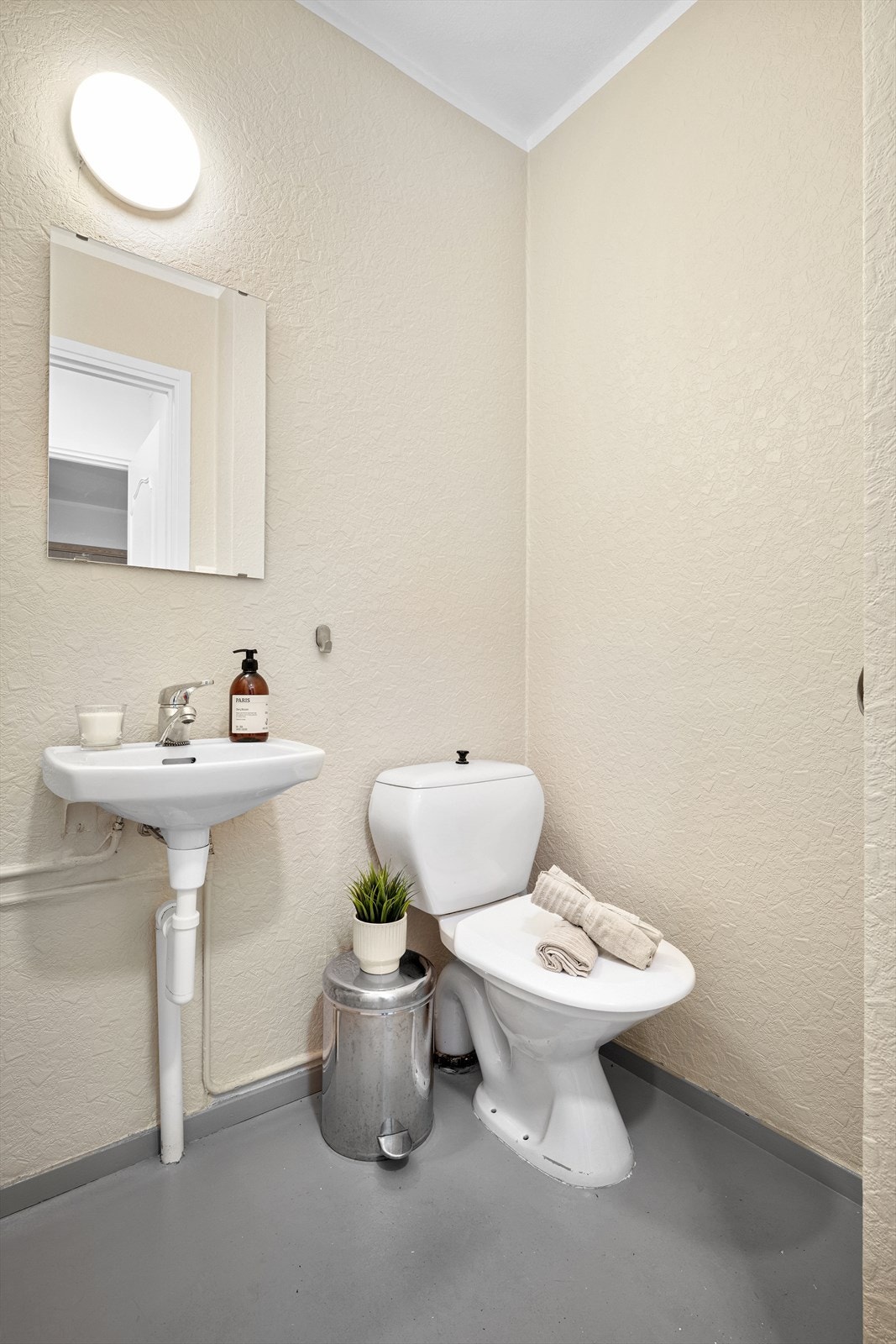 Separat wc-rom med toalett og servant Galleribilde