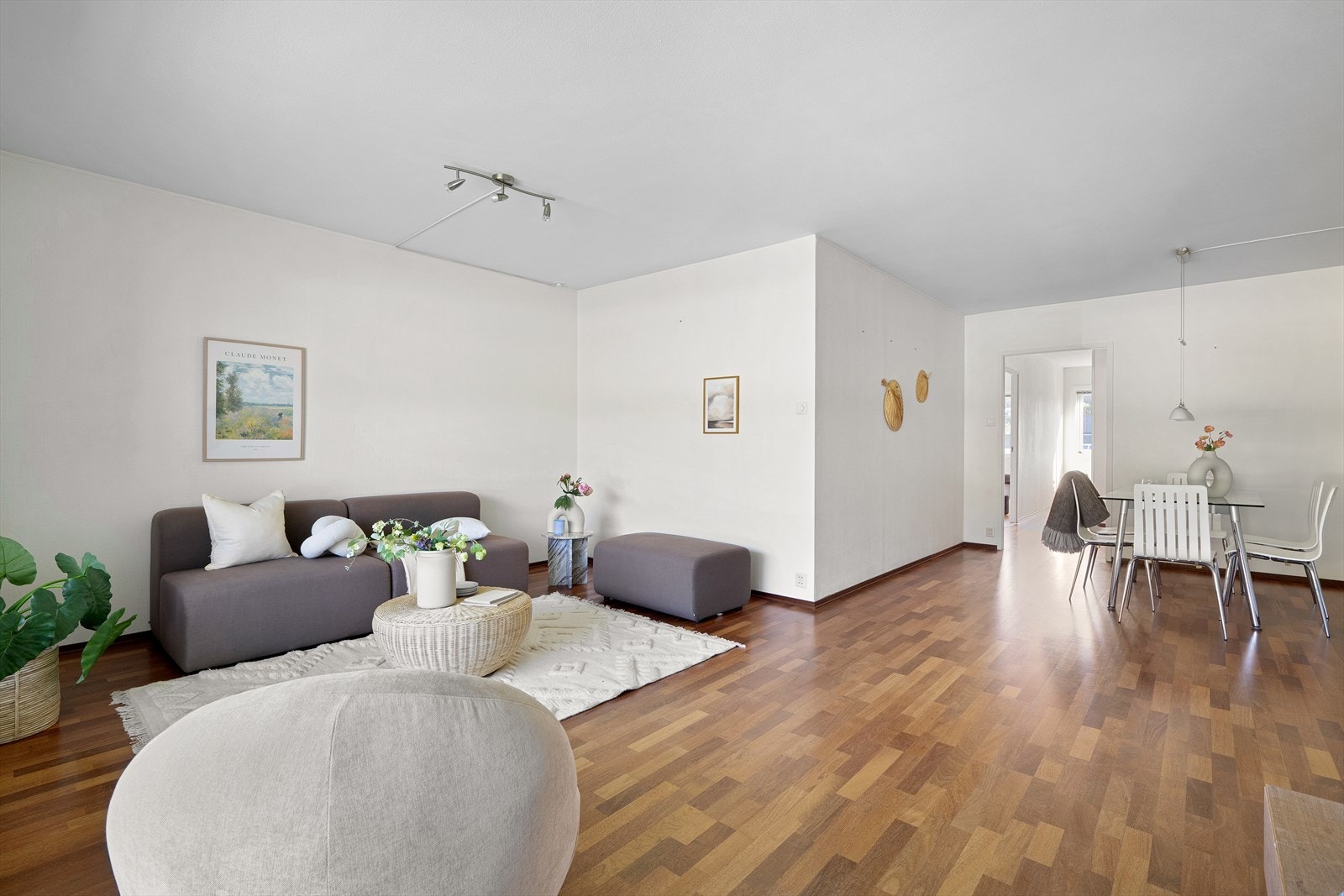 Stor og lys stue med god plass Galleribilde