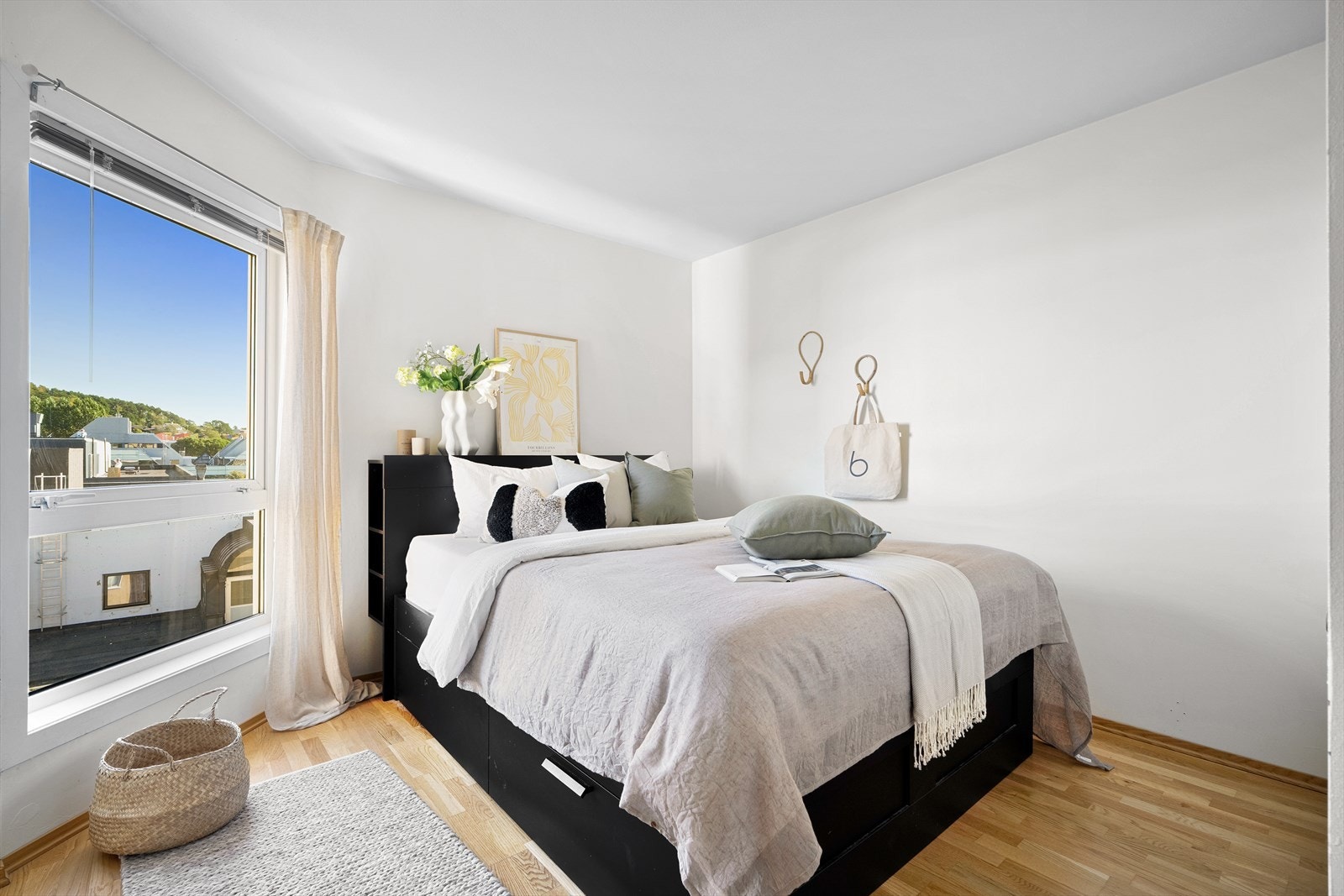 Hovedsoverommet har god plass til sofagruppe og garderobeskap Galleribilde