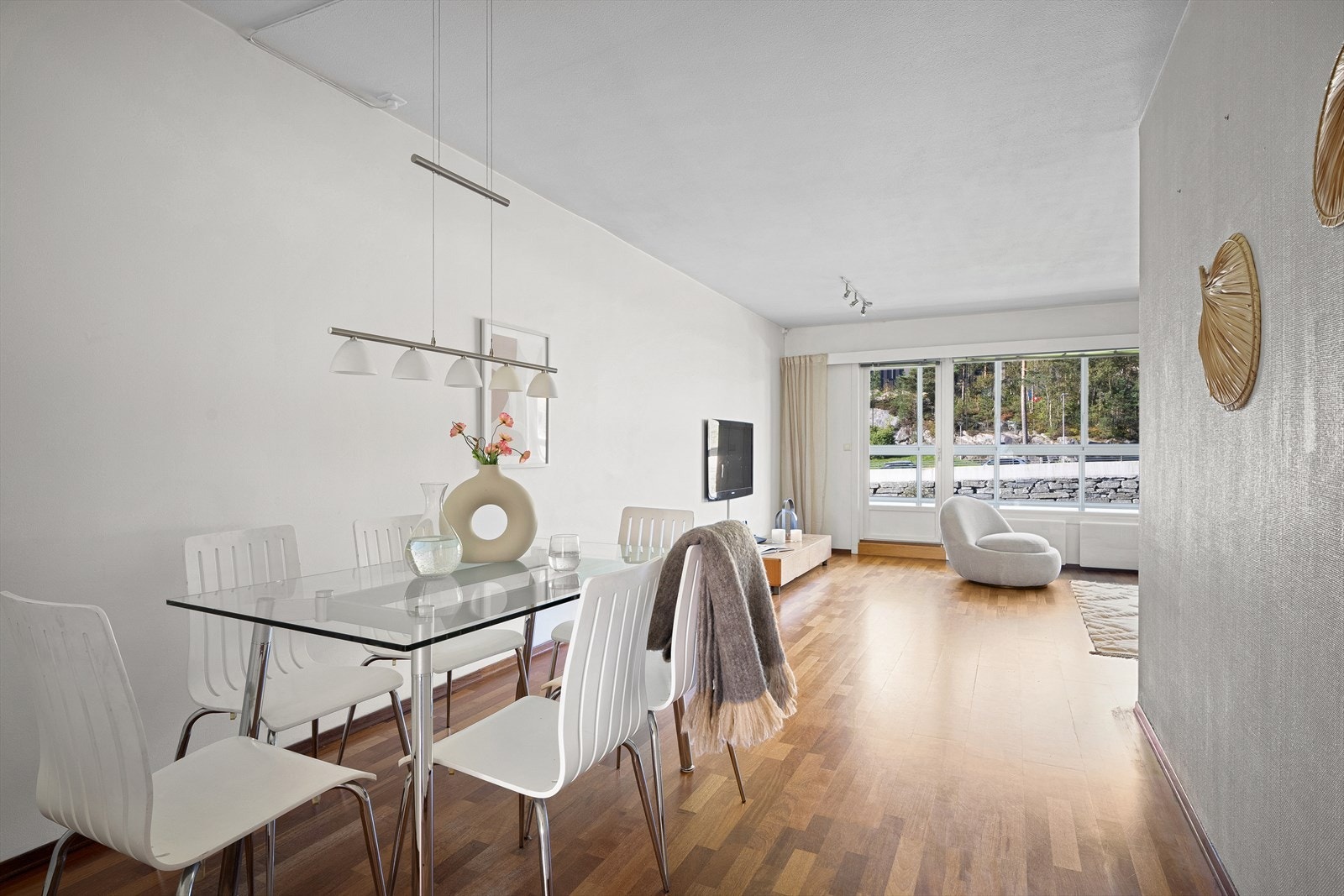 Fra entreen kommer man over i stuen Galleribilde