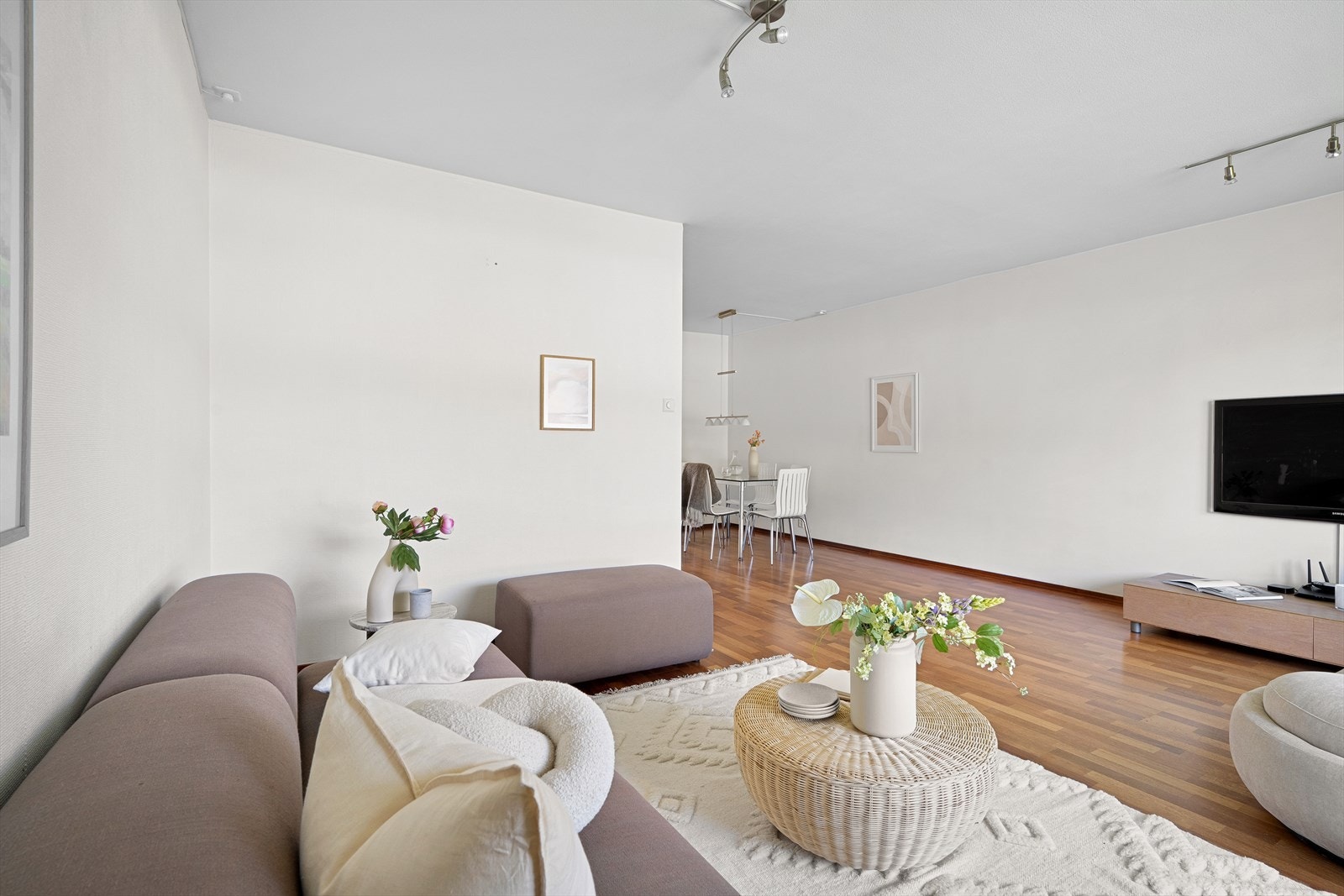 Plass til vitrineskap på langsiden Galleribilde