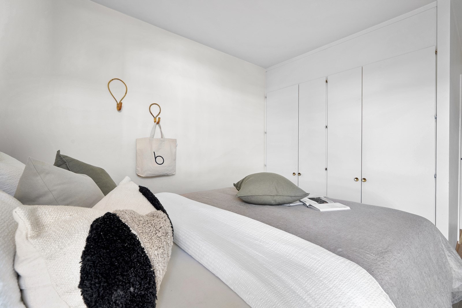 Bak garderobeskapene har man i tillegg en bod Galleribilde