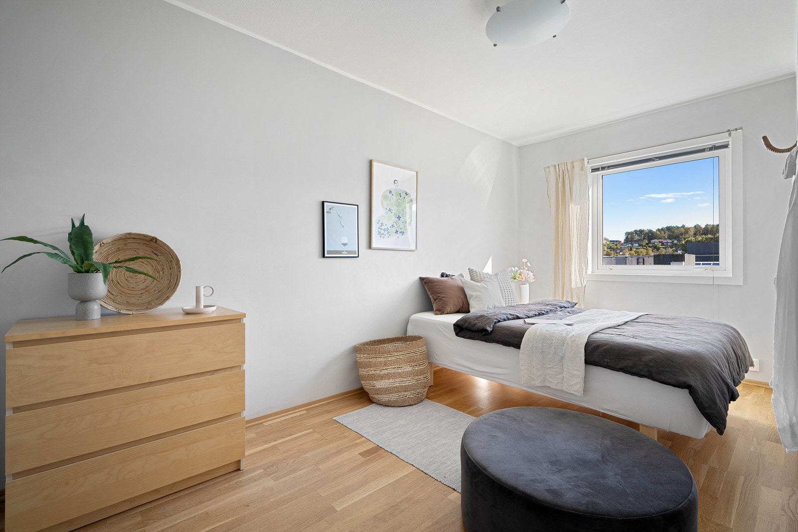 Soverom to har plass til seng og oppbevaringsmøblement Galleribilde