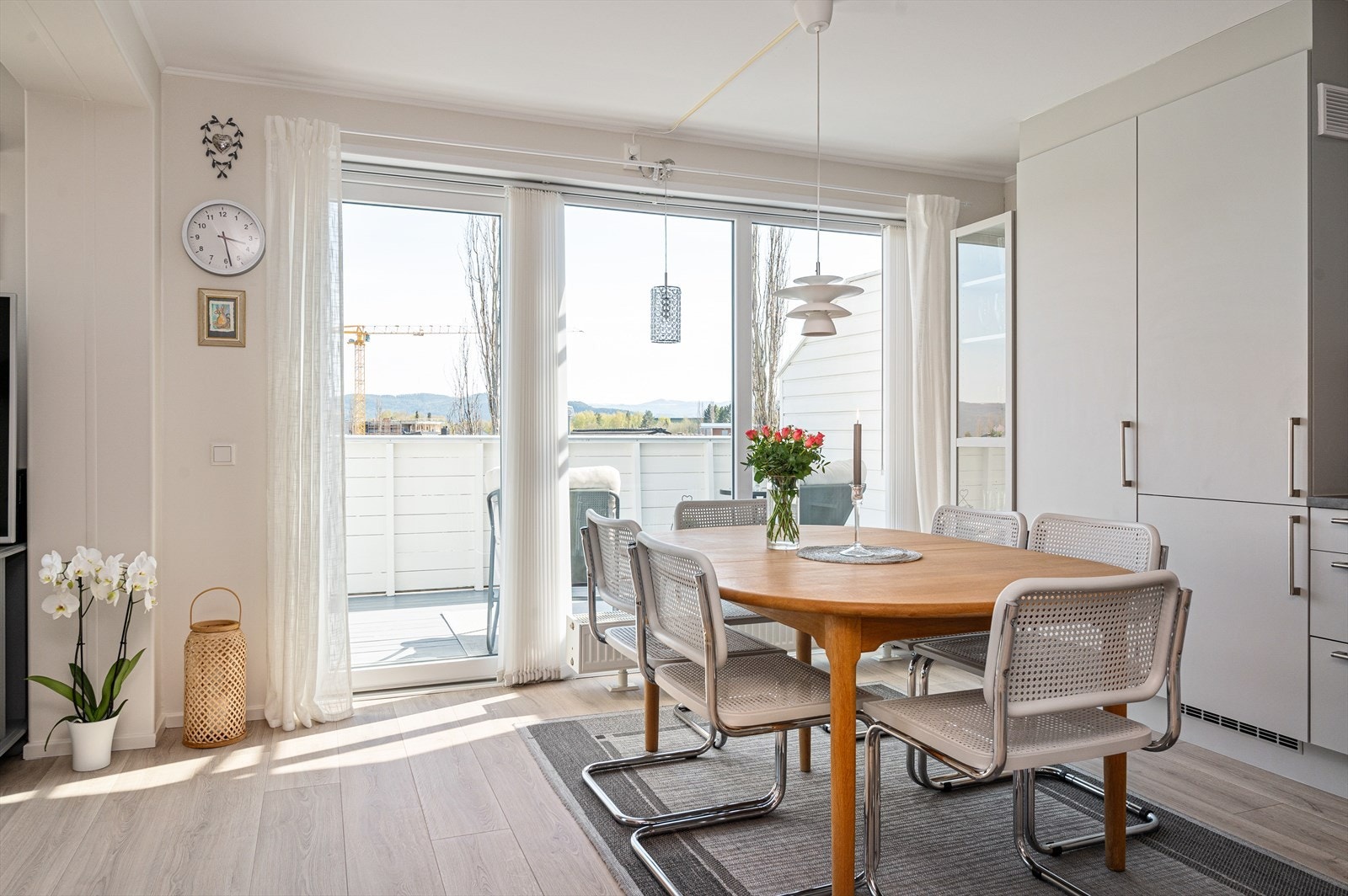 Utgang til stor og solrik balkong hvor man kan nyte frokost/middag/kveldsmat uforstyrret uten innsyn fra naboer. Galleribilde